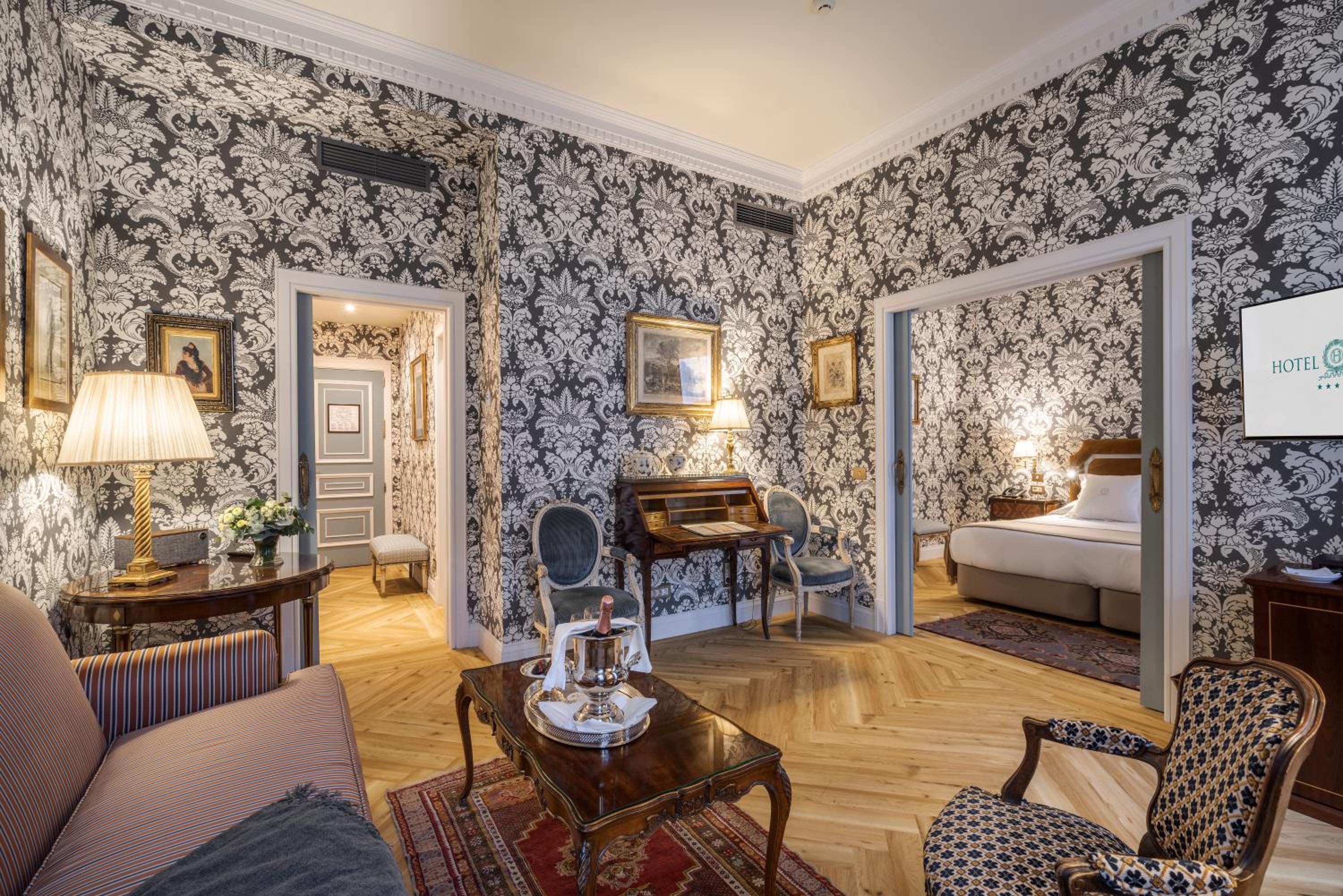 Deluxe Suite with Parking Included  - Photo 8