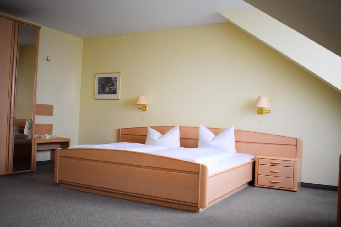 Large Double Room - Photo 7