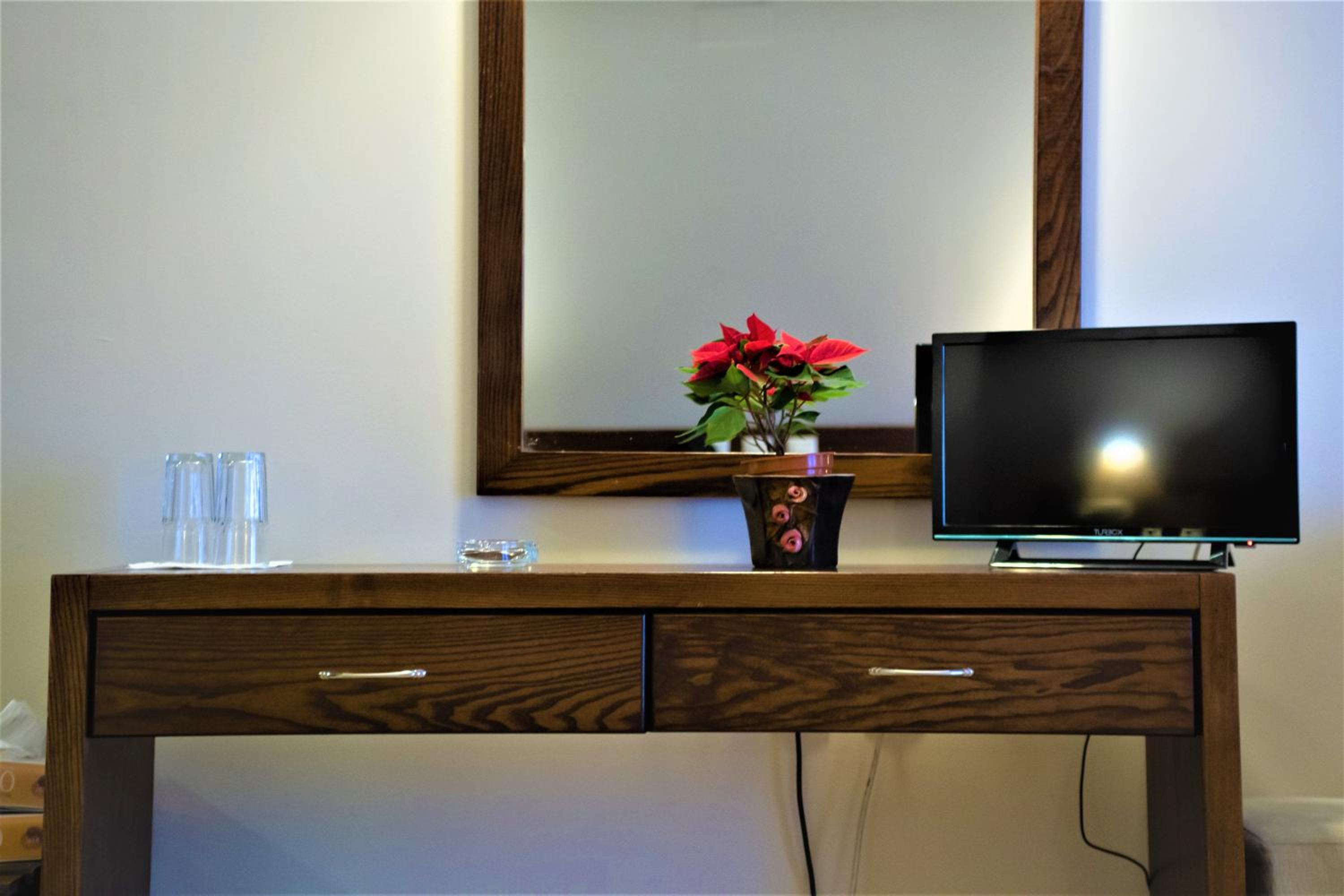 Deluxe Double Room with Balcony - Photo 7