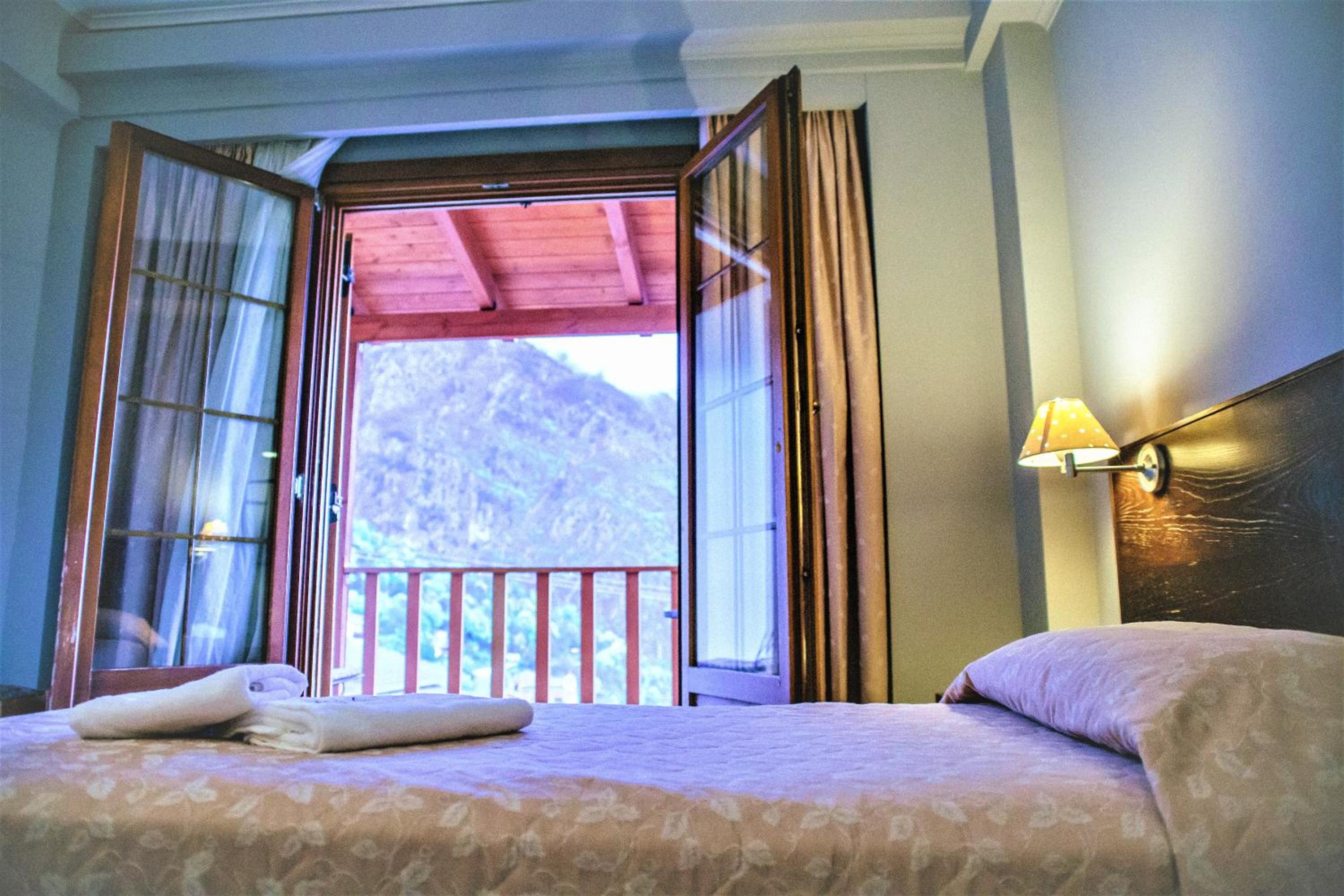 Deluxe Double Room with Balcony - Photo 6