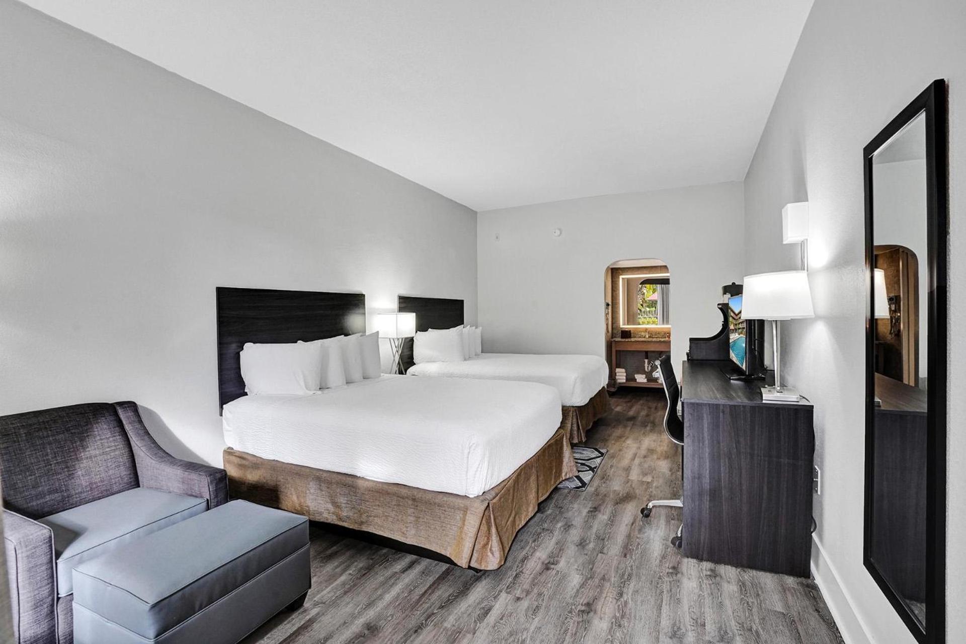 Queen Room with Two Queen Beds - Non-Smoking - Photo 2