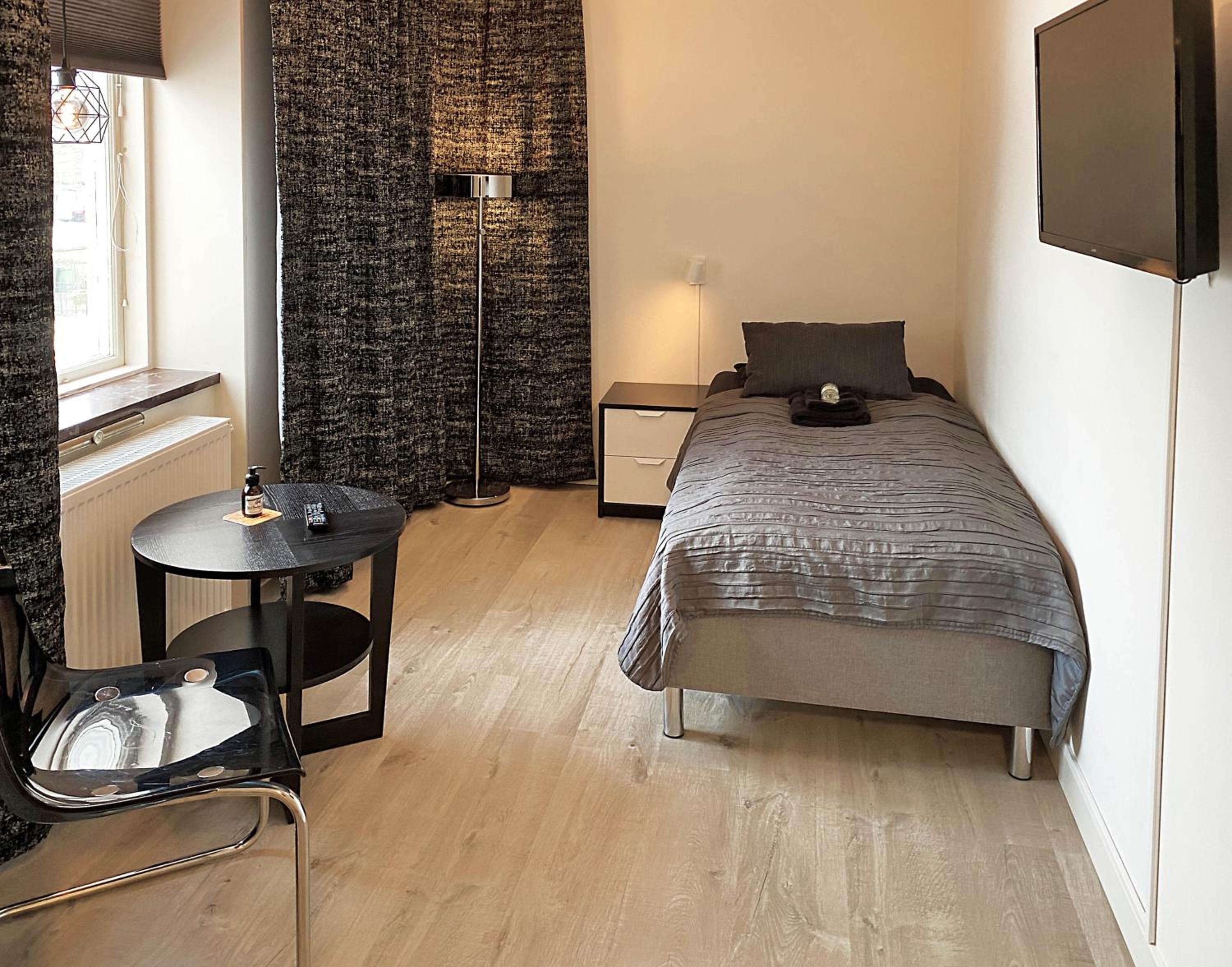 Single Room with Shared Shower and Toilet photo 1