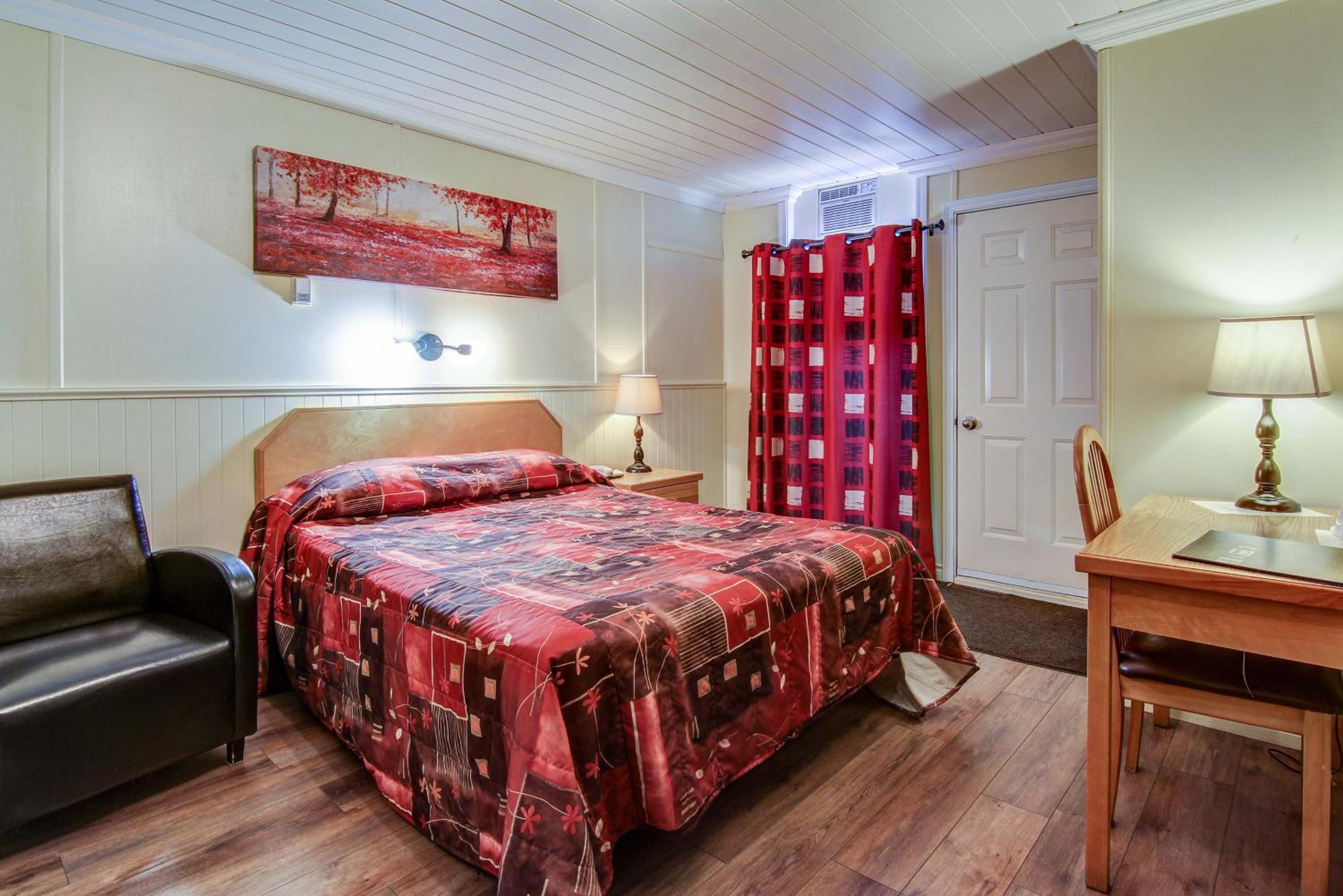 Queen Room photo 1