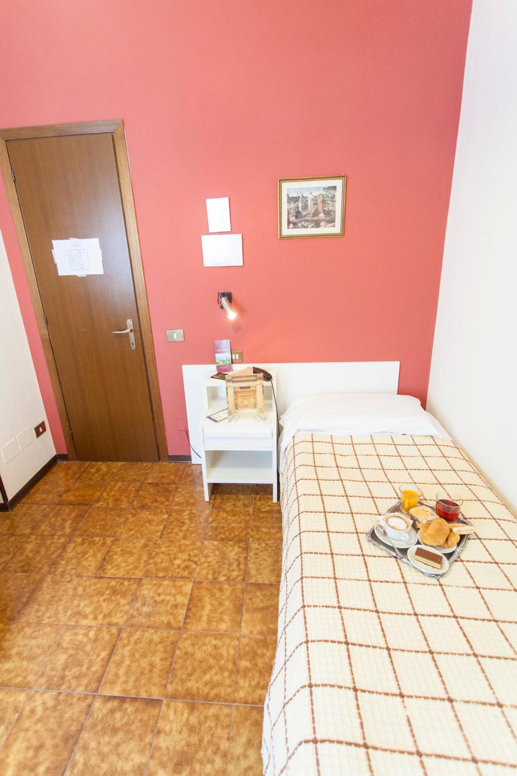 Single Room photo 2