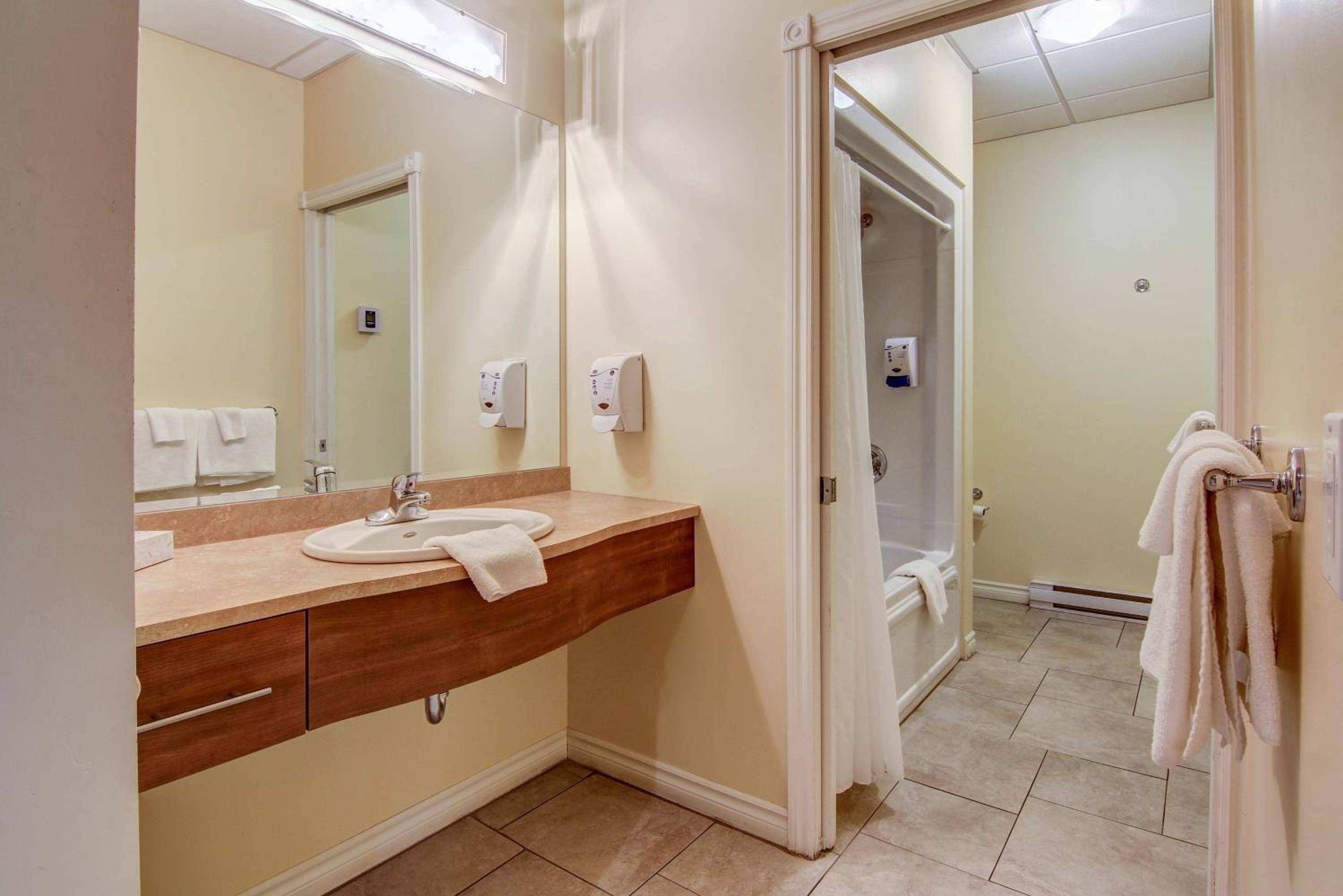 Superior Queen Room with Two Queen Beds photo 2