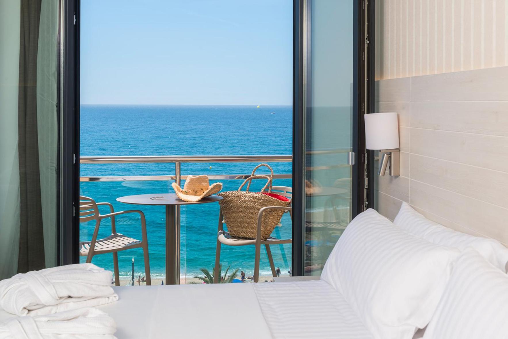Double Room with Balcony and Sea View - Photo 8
