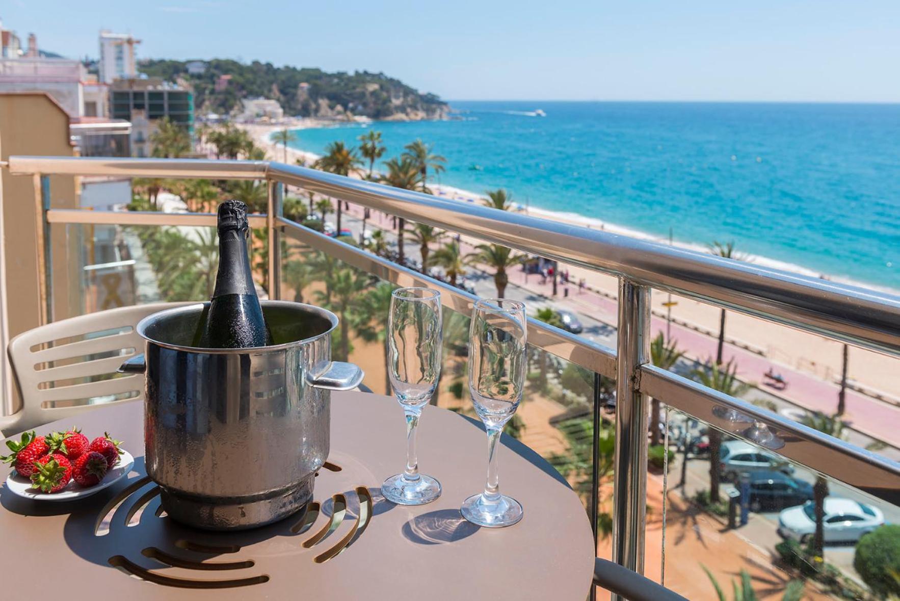 Double Room with Balcony and Sea View - Photo 7