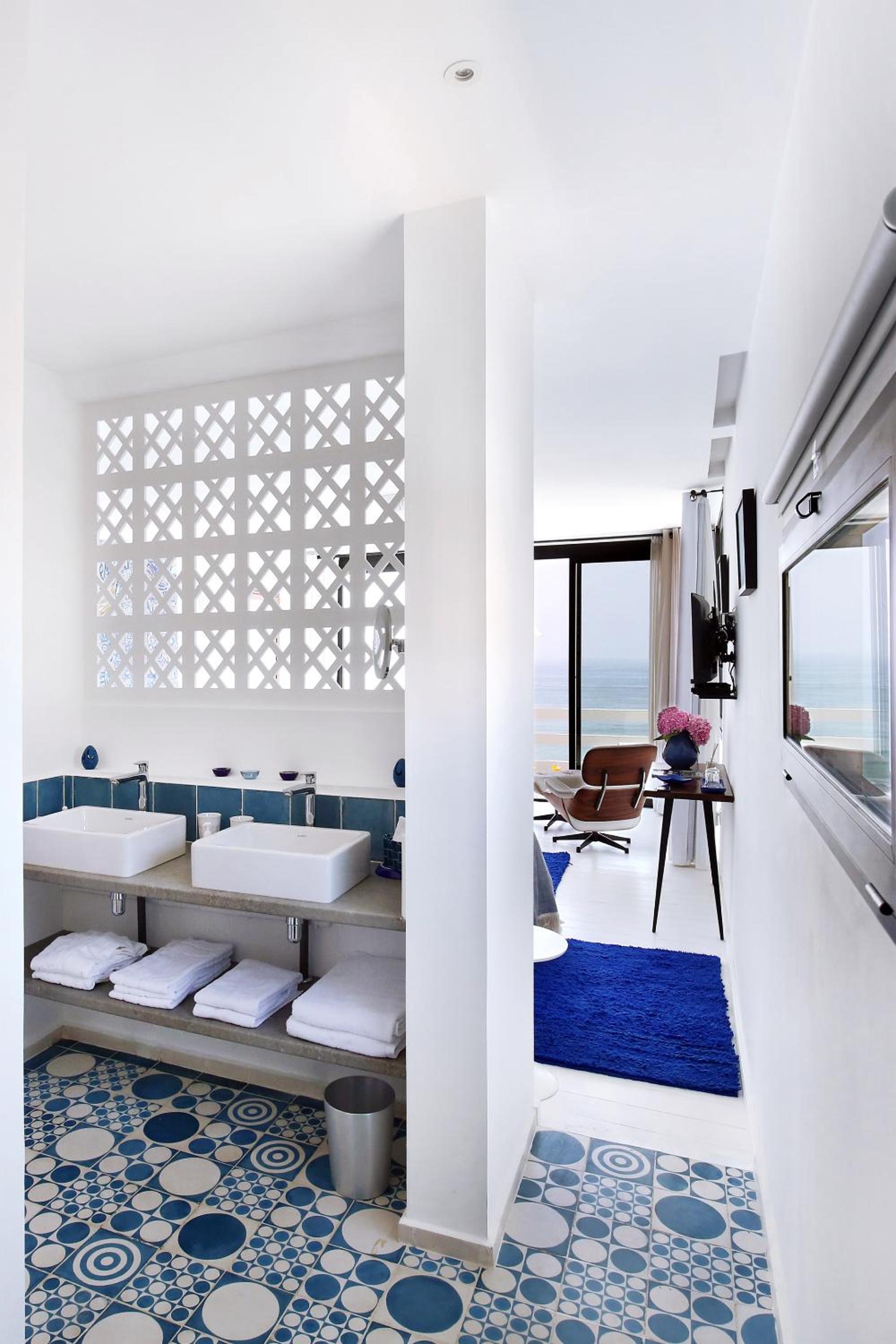 Deluxe Suite with Sea View - Photo 5