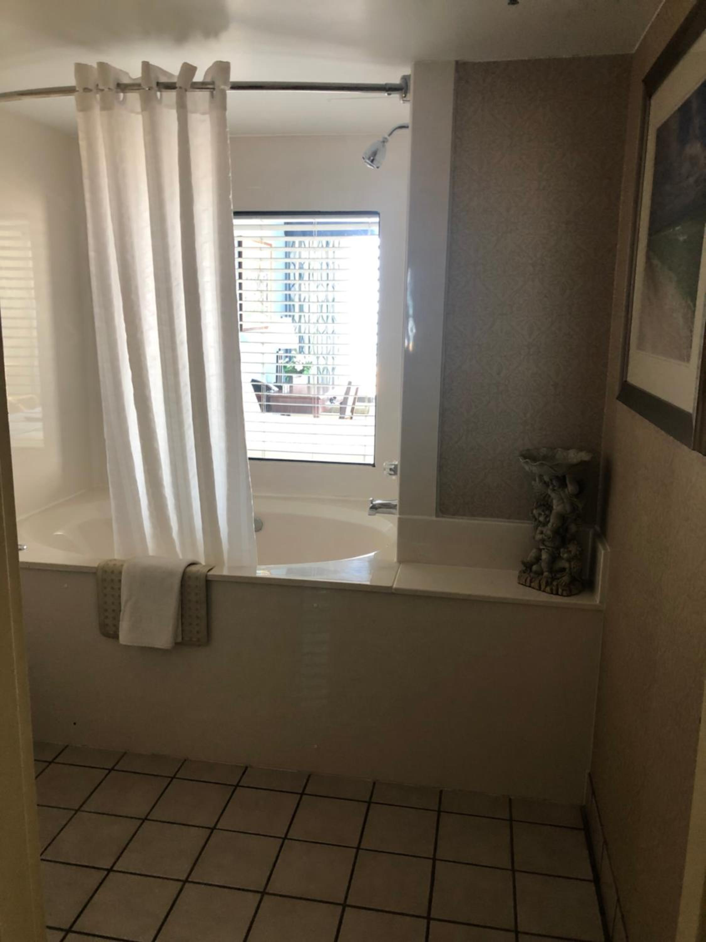 Queen Room with Spa Bath - Oceanfront - Private Balcony - Photo 4