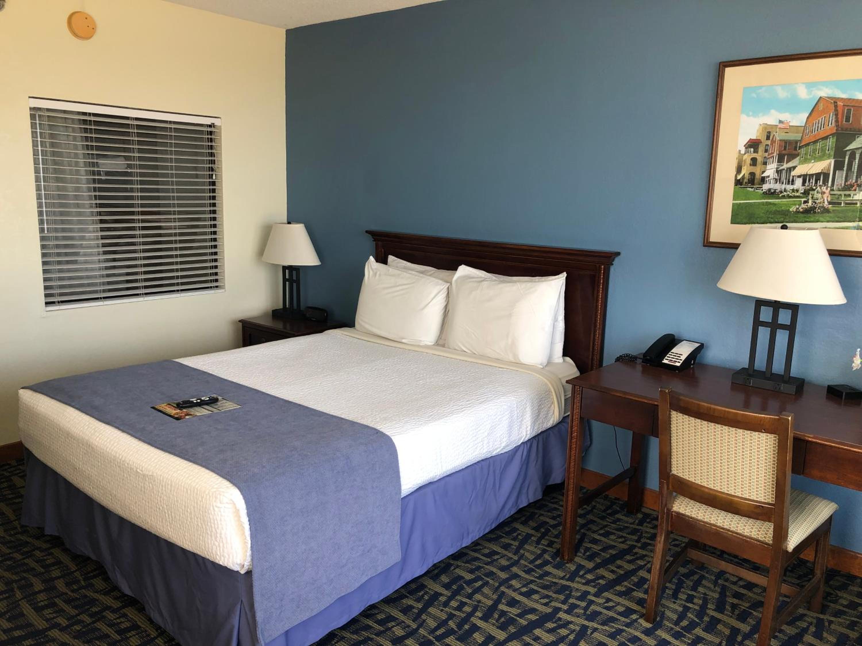 Queen Room with Spa Bath - Oceanfront - Private Balcony - Photo 2