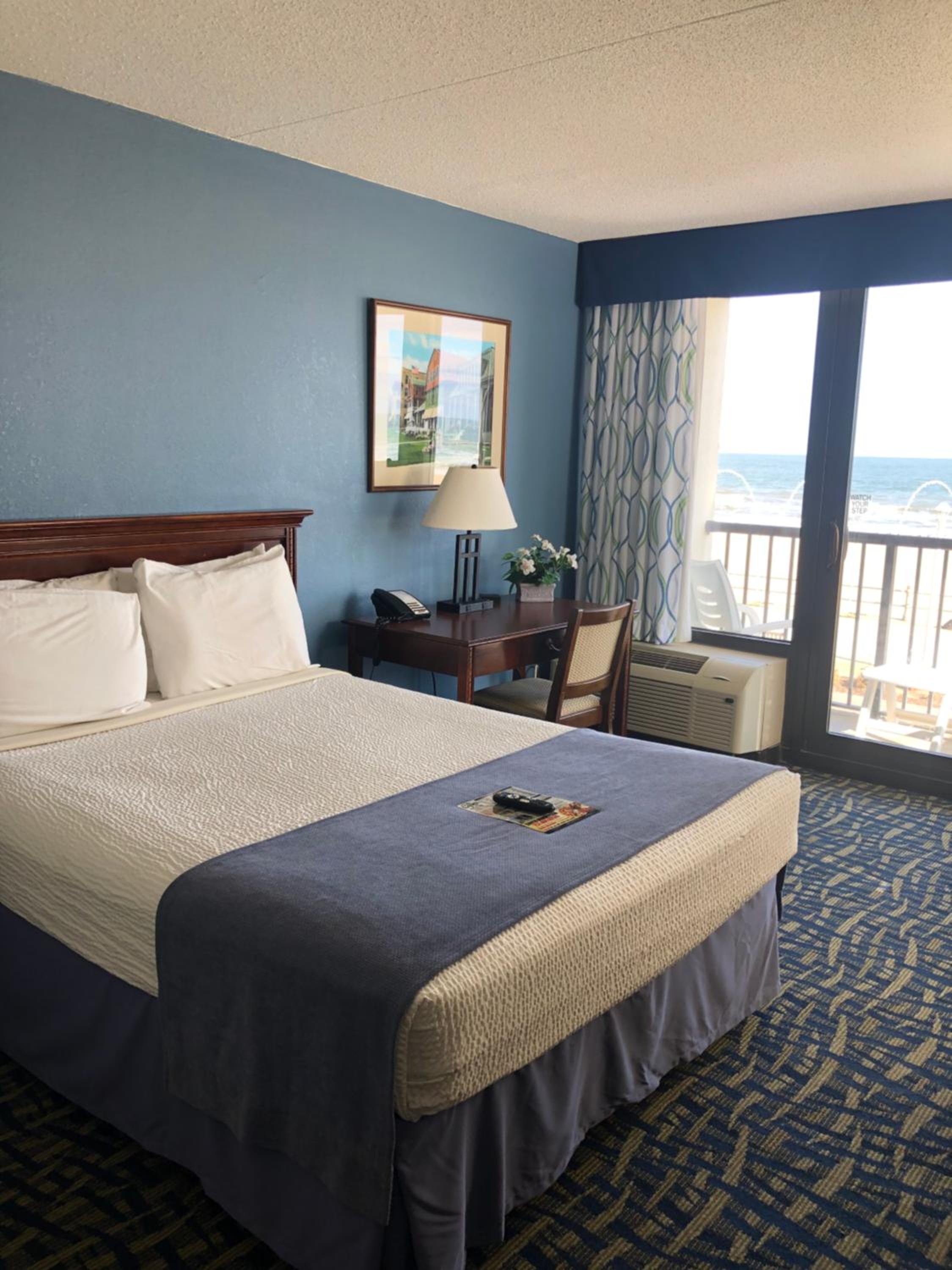 Queen Room with Spa Bath - Oceanfront - Private Balcony - Photo 1