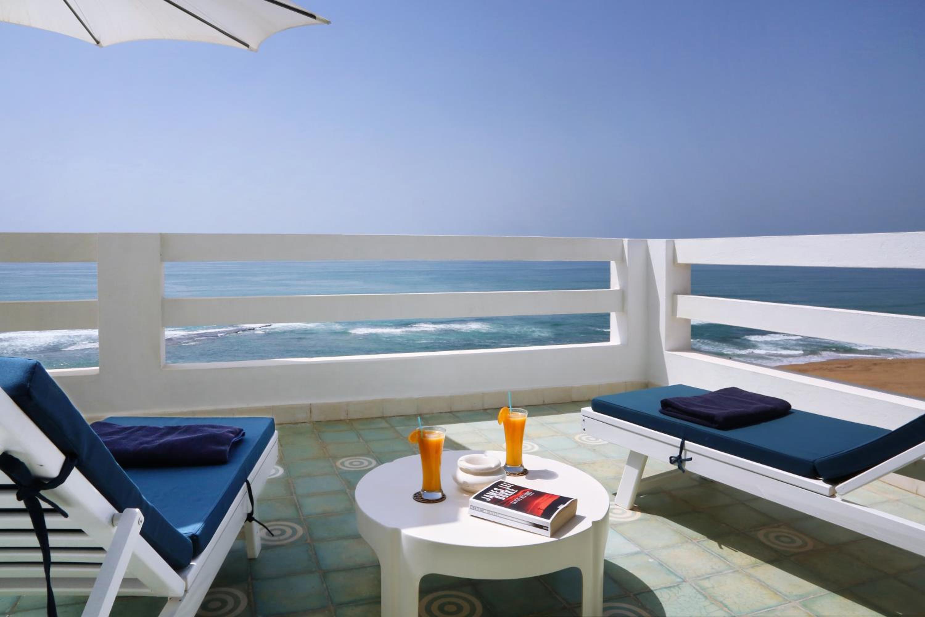 Deluxe Suite with Sea View - Photo 3