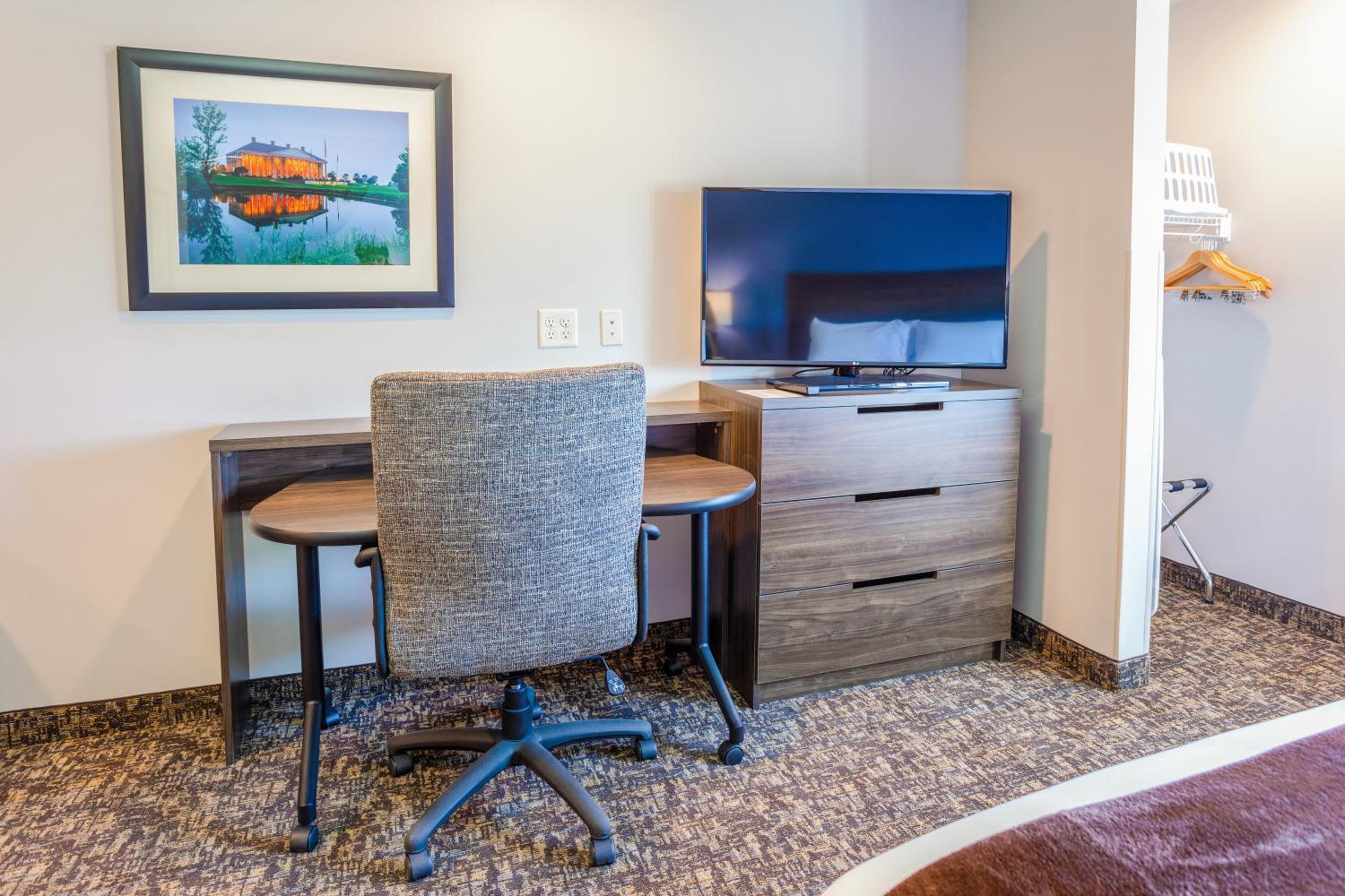 Standard Queen Room with Two Queen Beds - Photo 9
