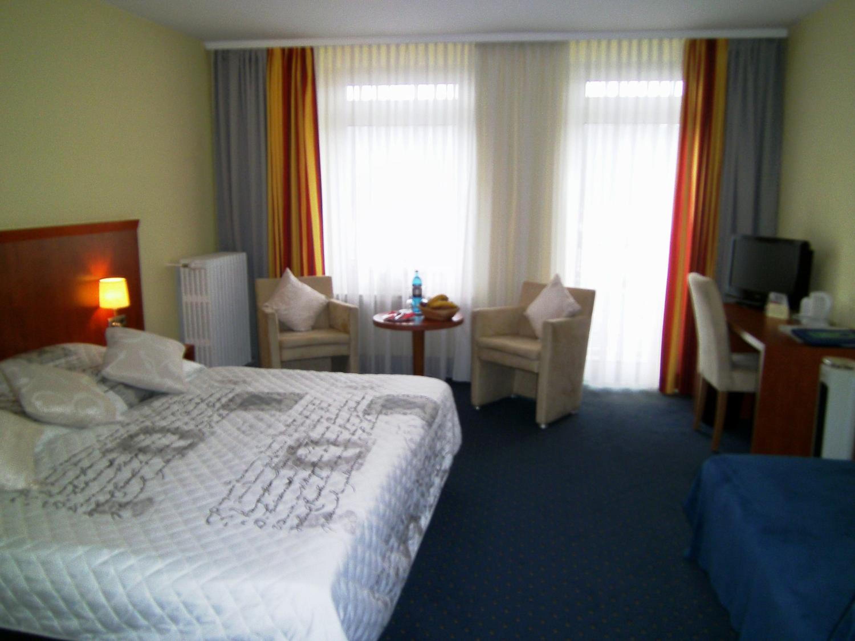 Deluxe Double Room with Balcony - Photo 8