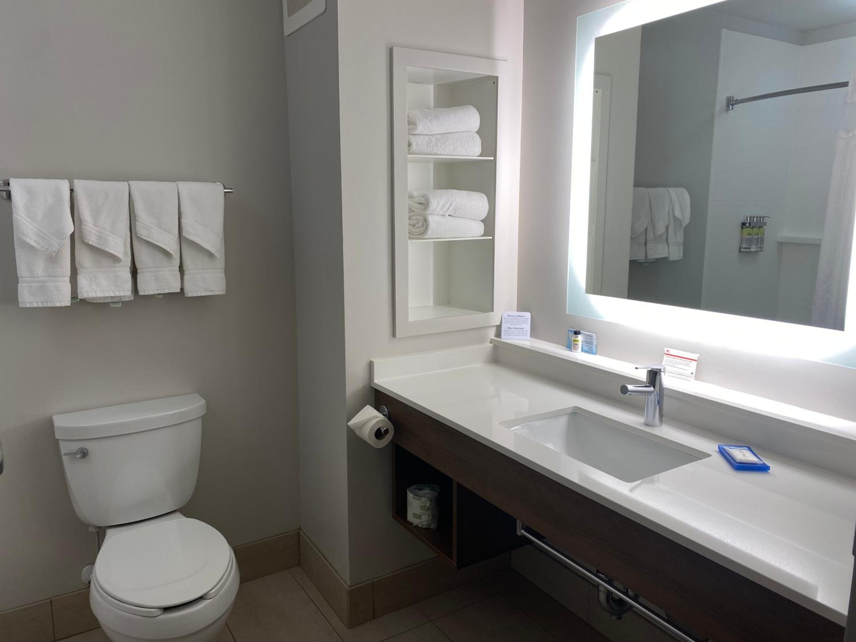 Queen Room with Two Queen Beds- Hearing Accessible Roll in Shower/Non-Smoking - Photo 3