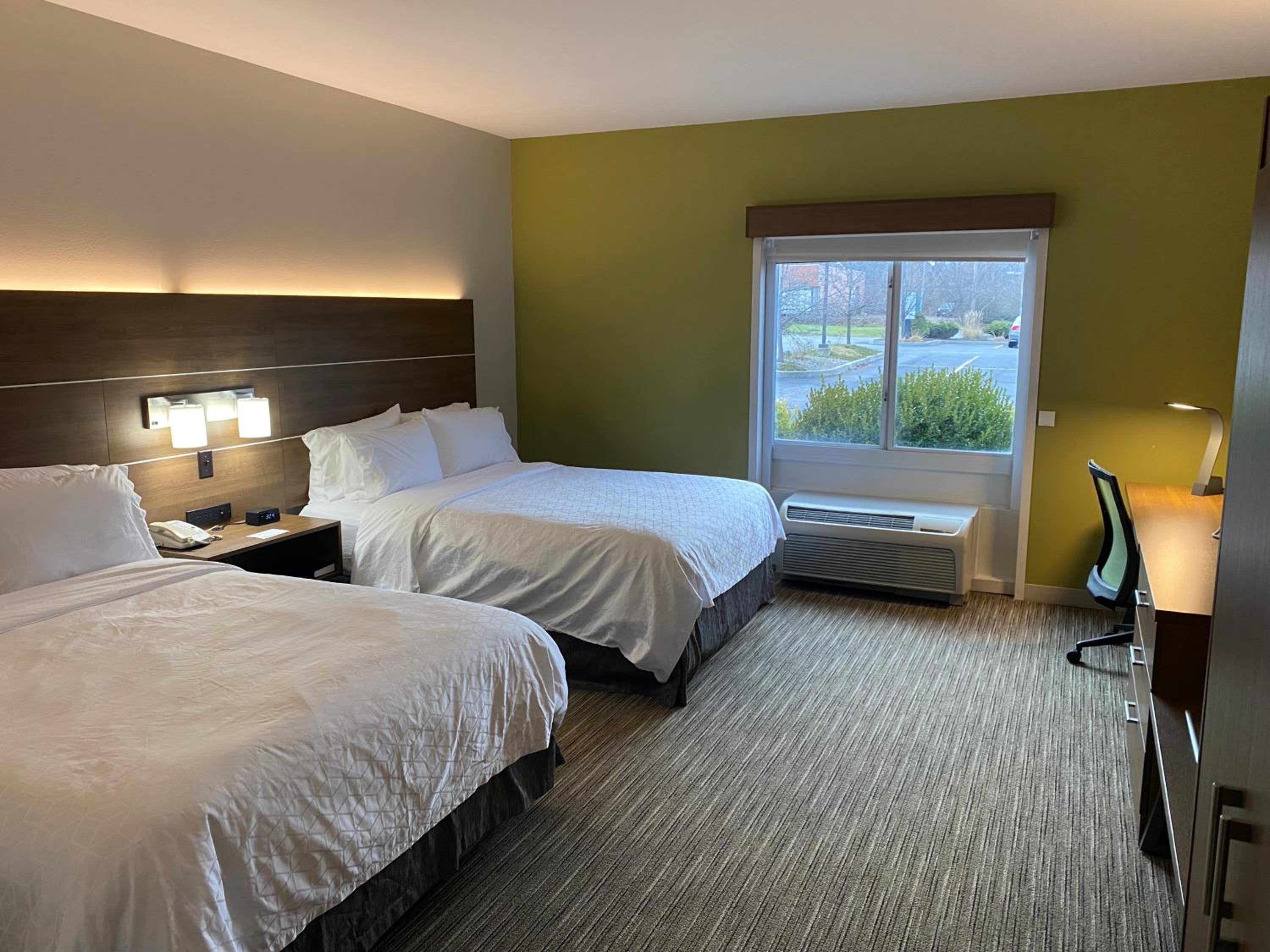 Queen Room with Two Queen Beds- Hearing Accessible Roll in Shower/Non-Smoking - Photo 1