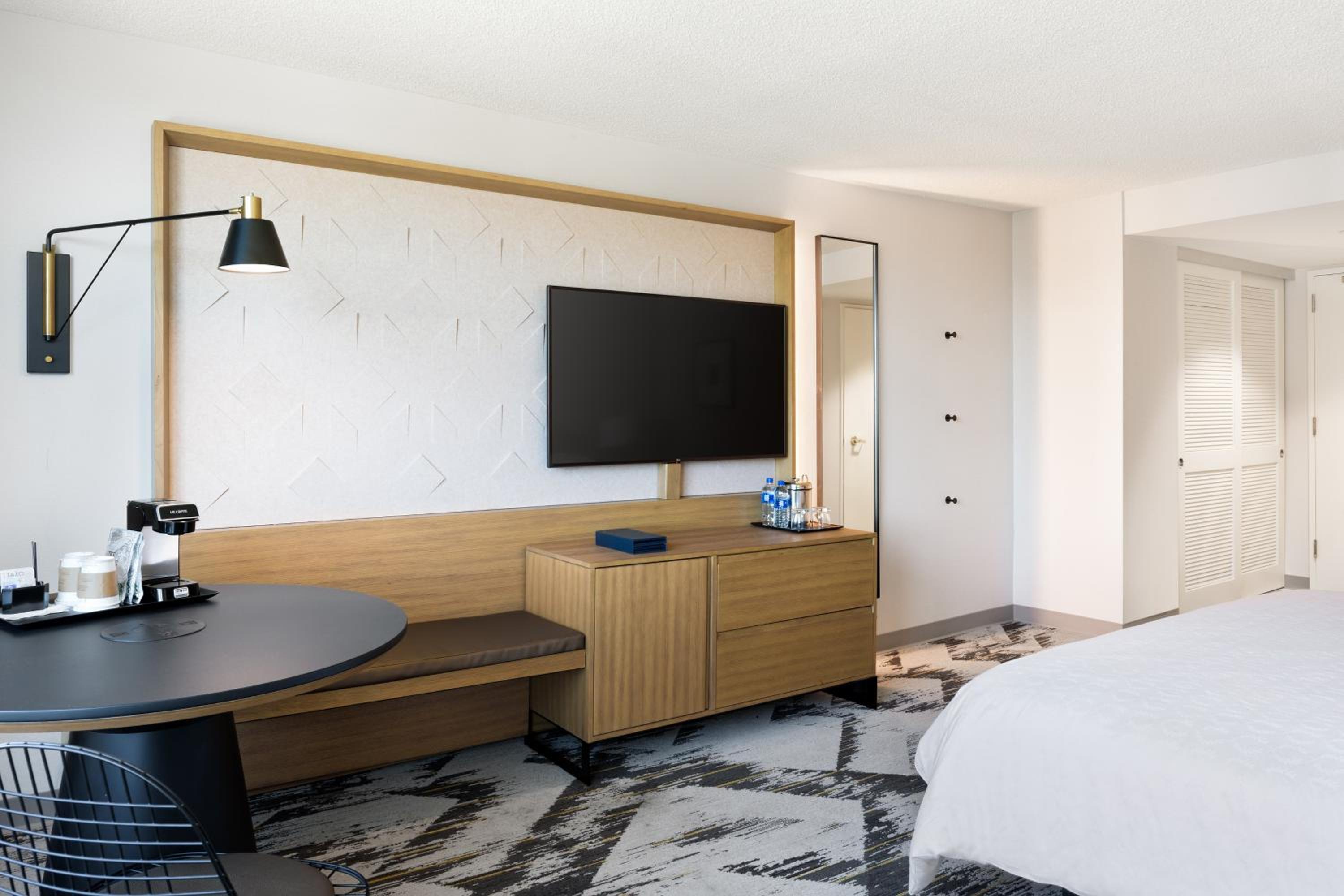 Guest Room, 1 King - Photo 10