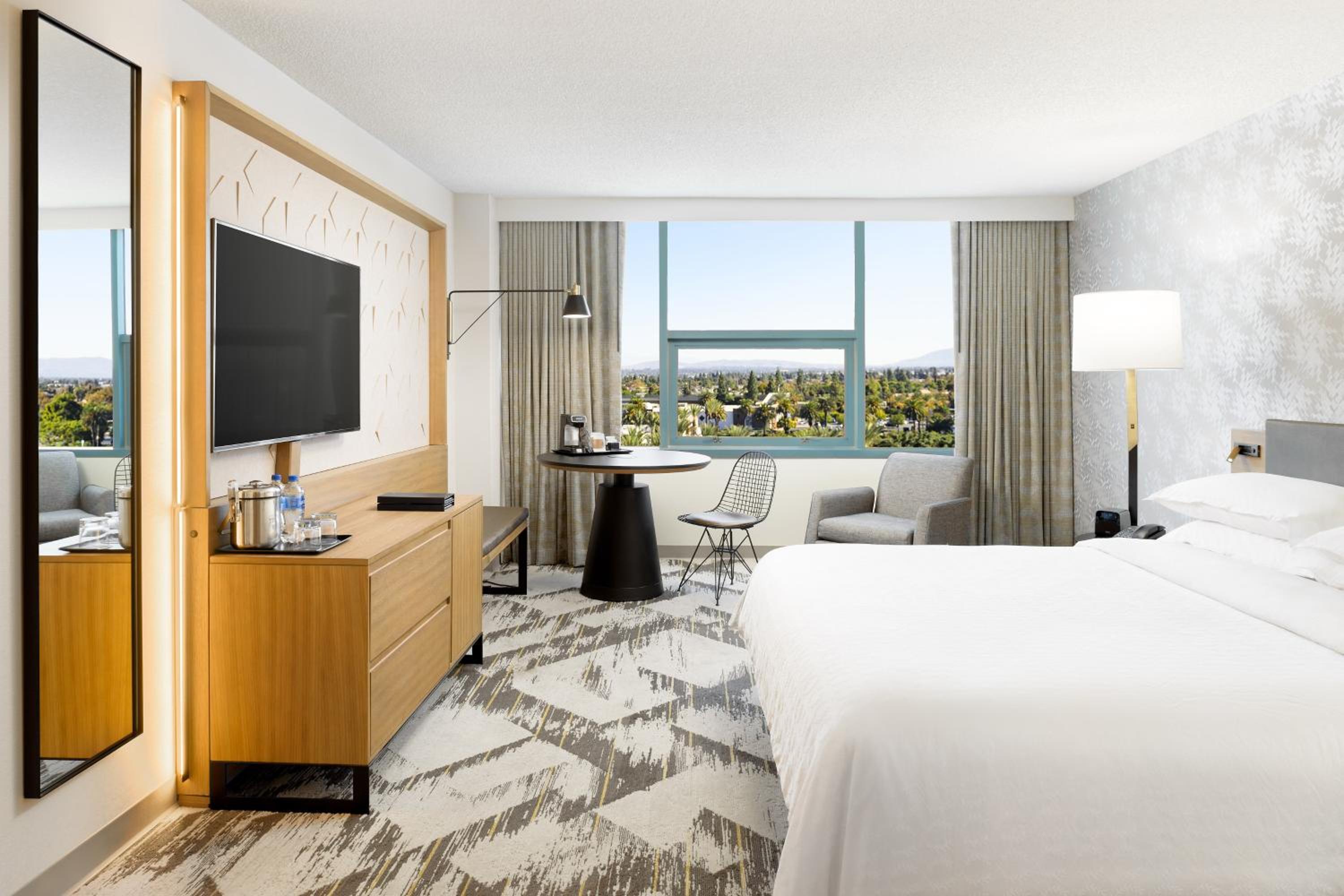 Deluxe, Guest room, 1 King - Photo 3