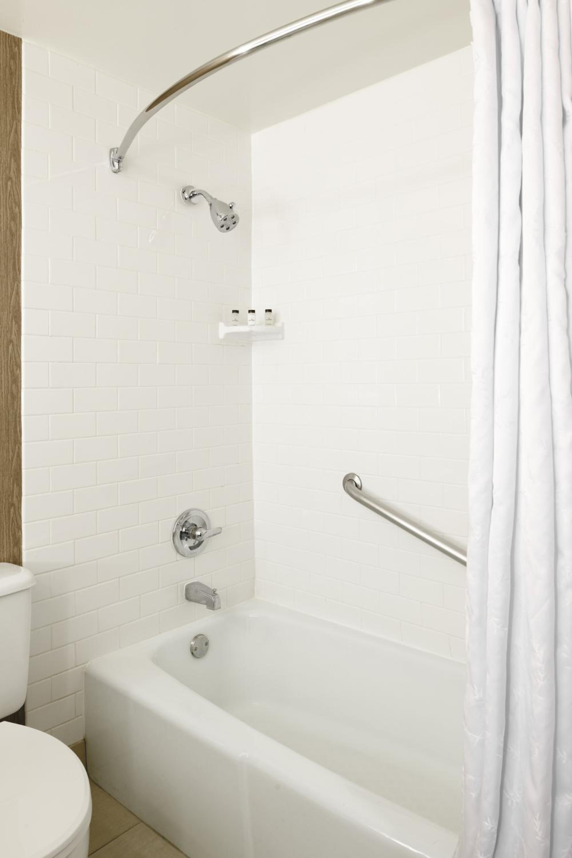 Guest Room, 1 King - Photo 4