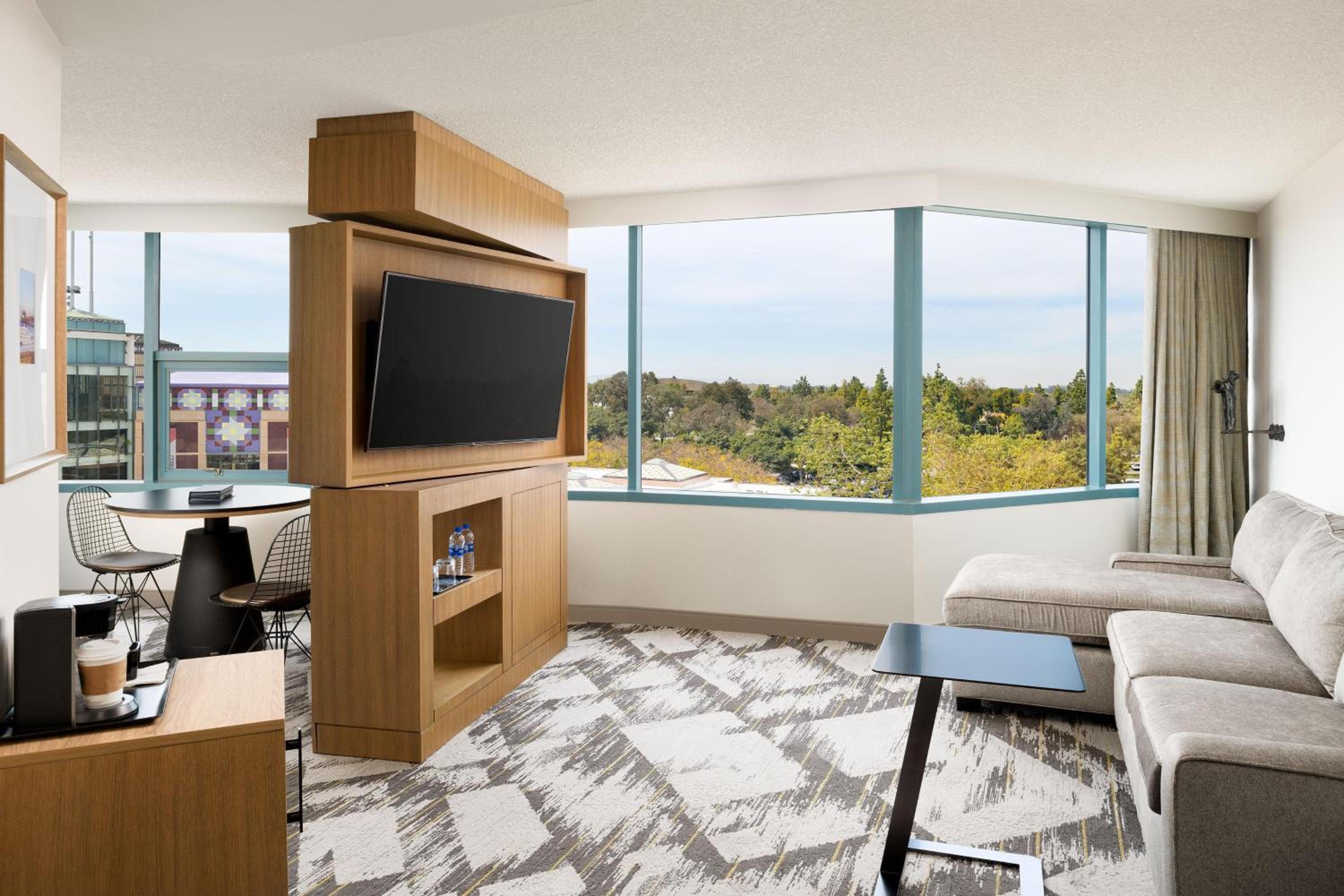 Junior Suite, 1 King - Photo 3
