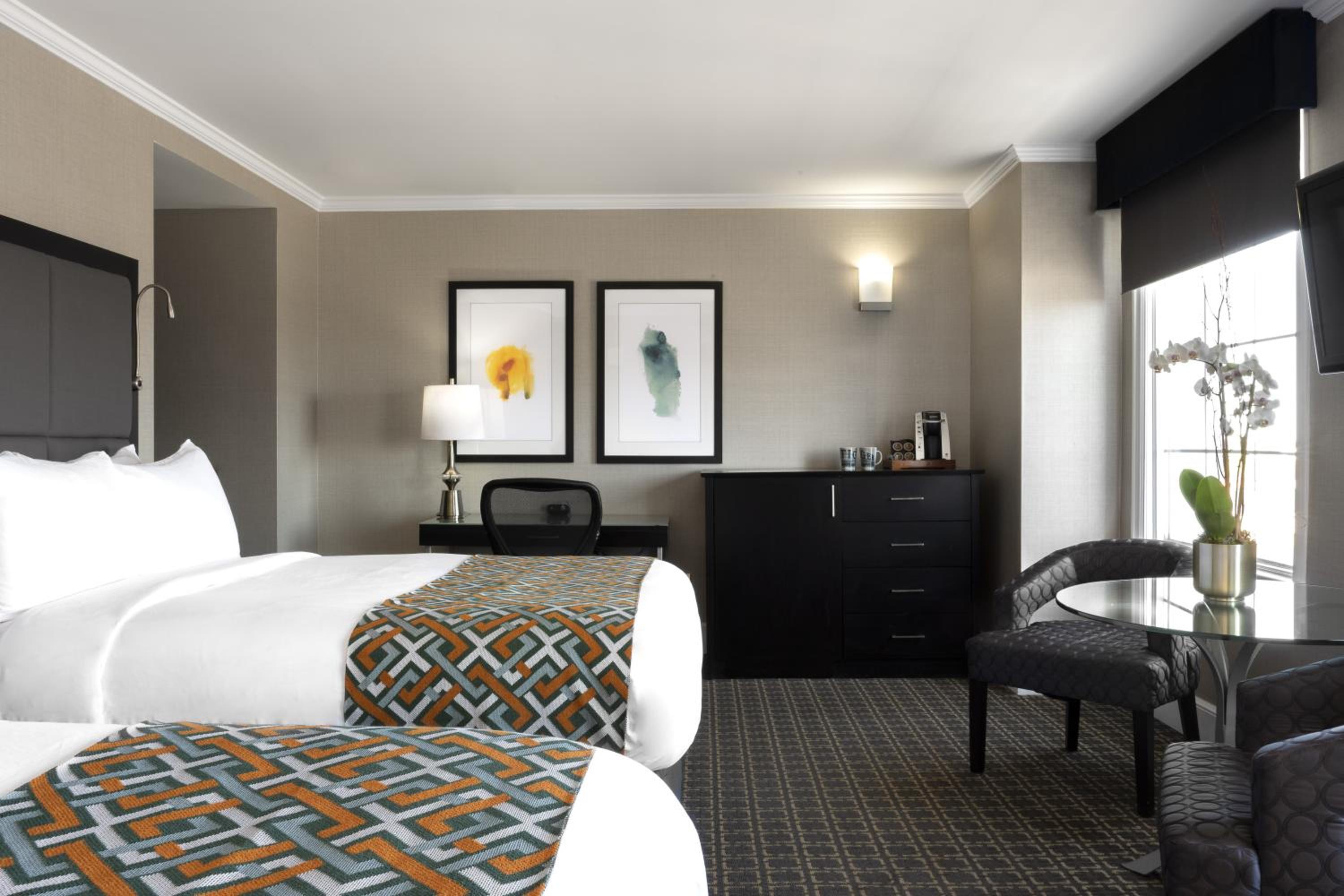 Standard Room with Two Queen Beds - Photo 6