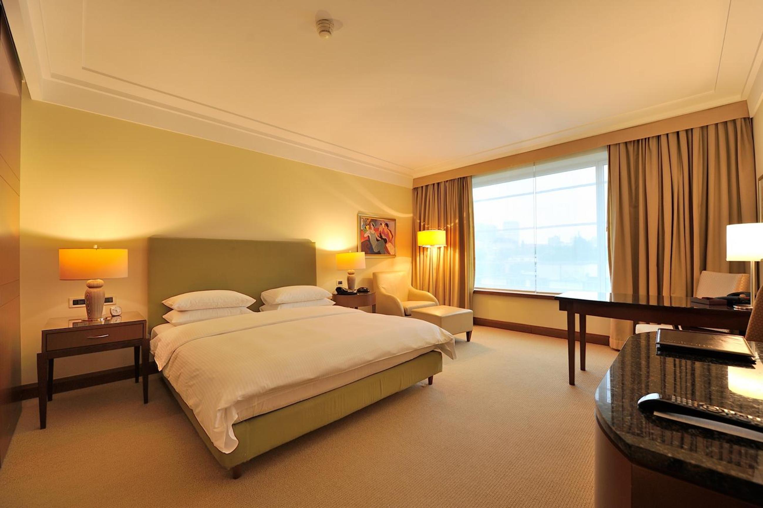 Deluxe King Room - Photo 5