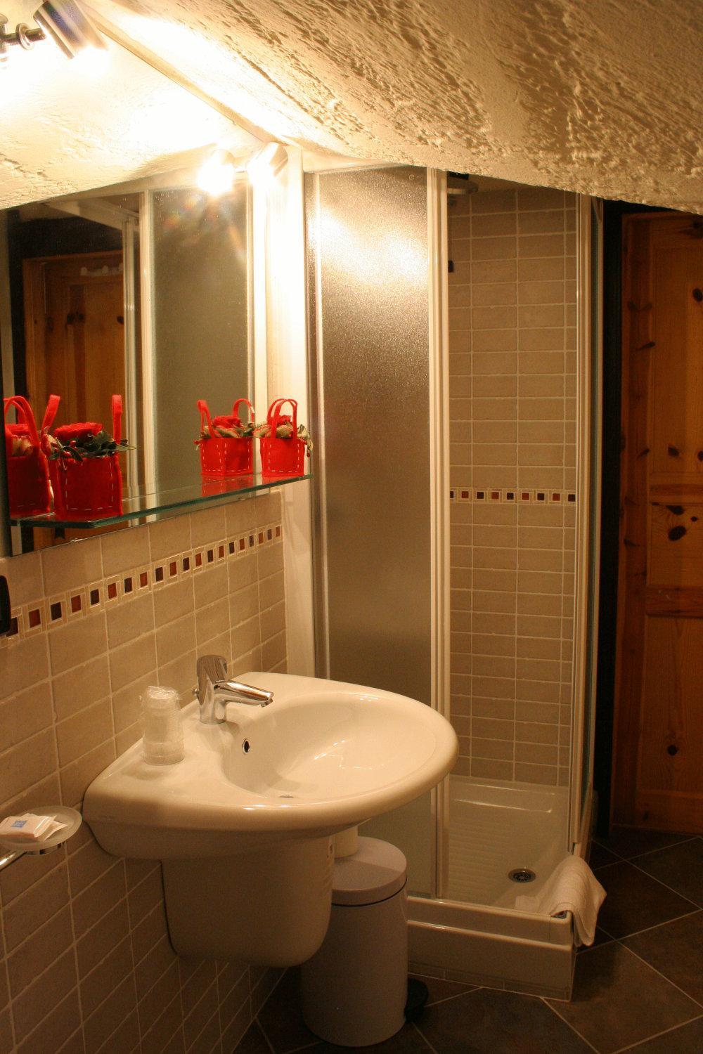 Standard Double Room - Photo 8
