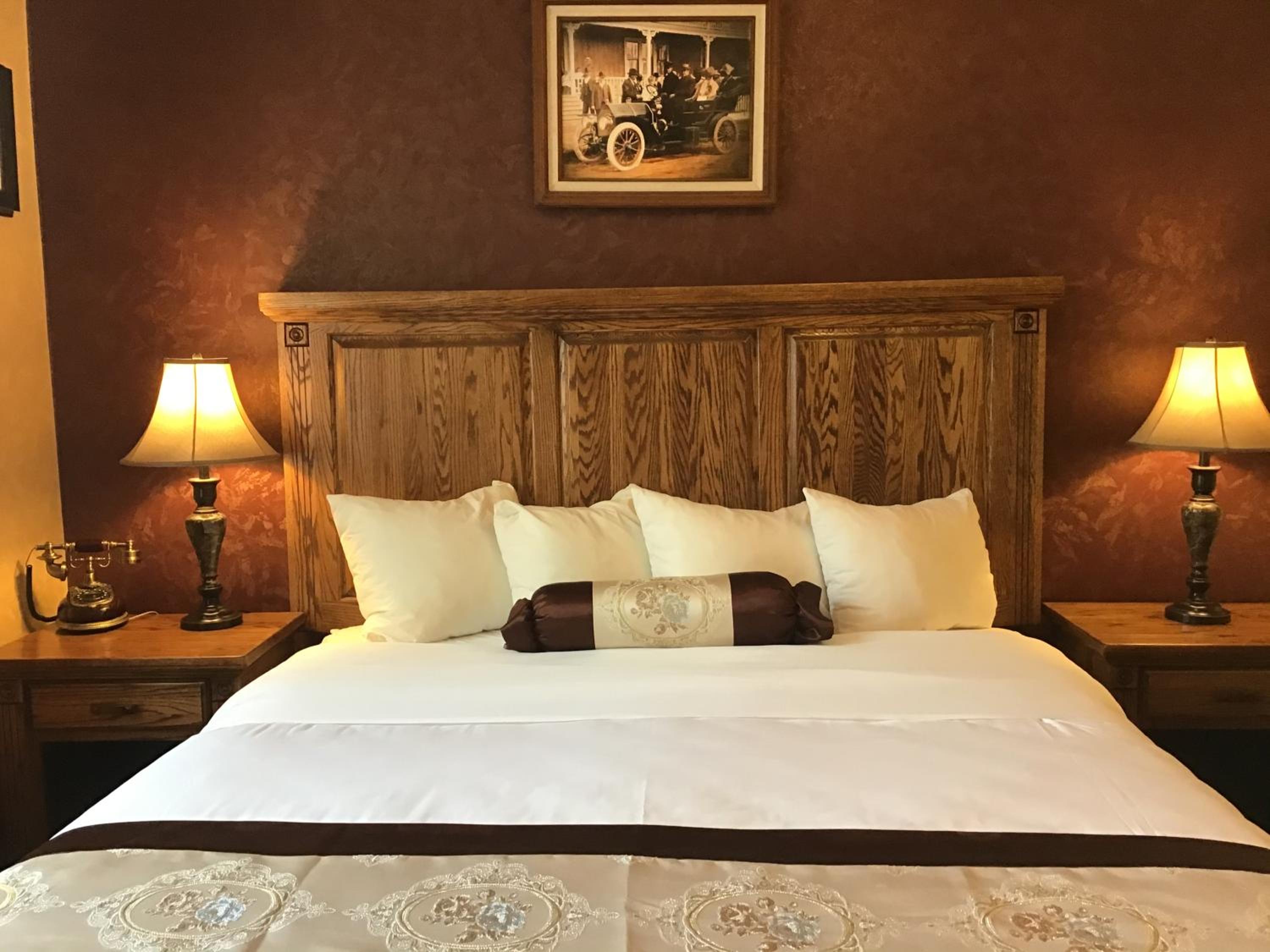 Deluxe King Room - Non-Smoking - Photo 12