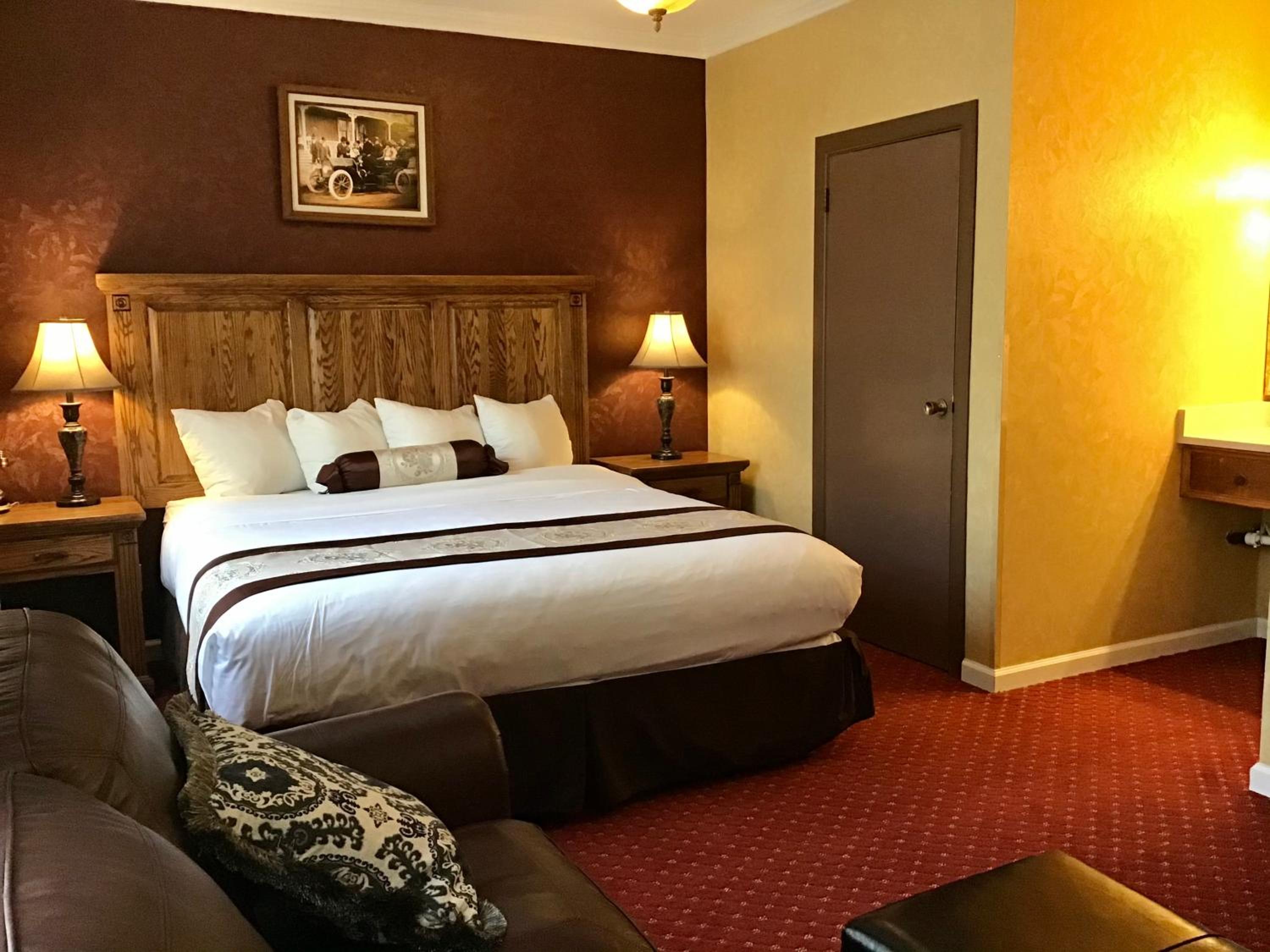 Deluxe King Room - Non-Smoking - Photo 13