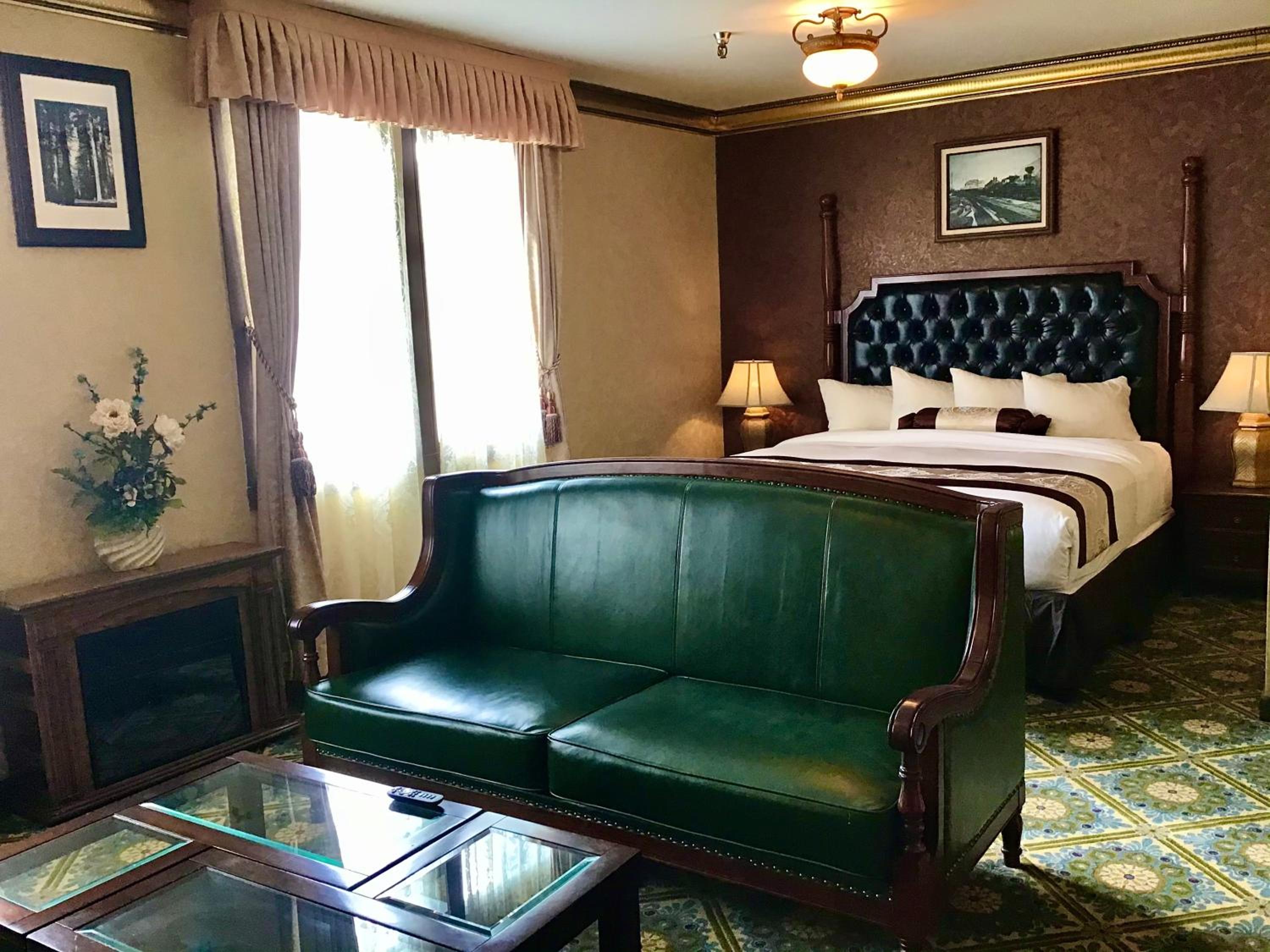 Deluxe King Room - Non-Smoking - Photo 8