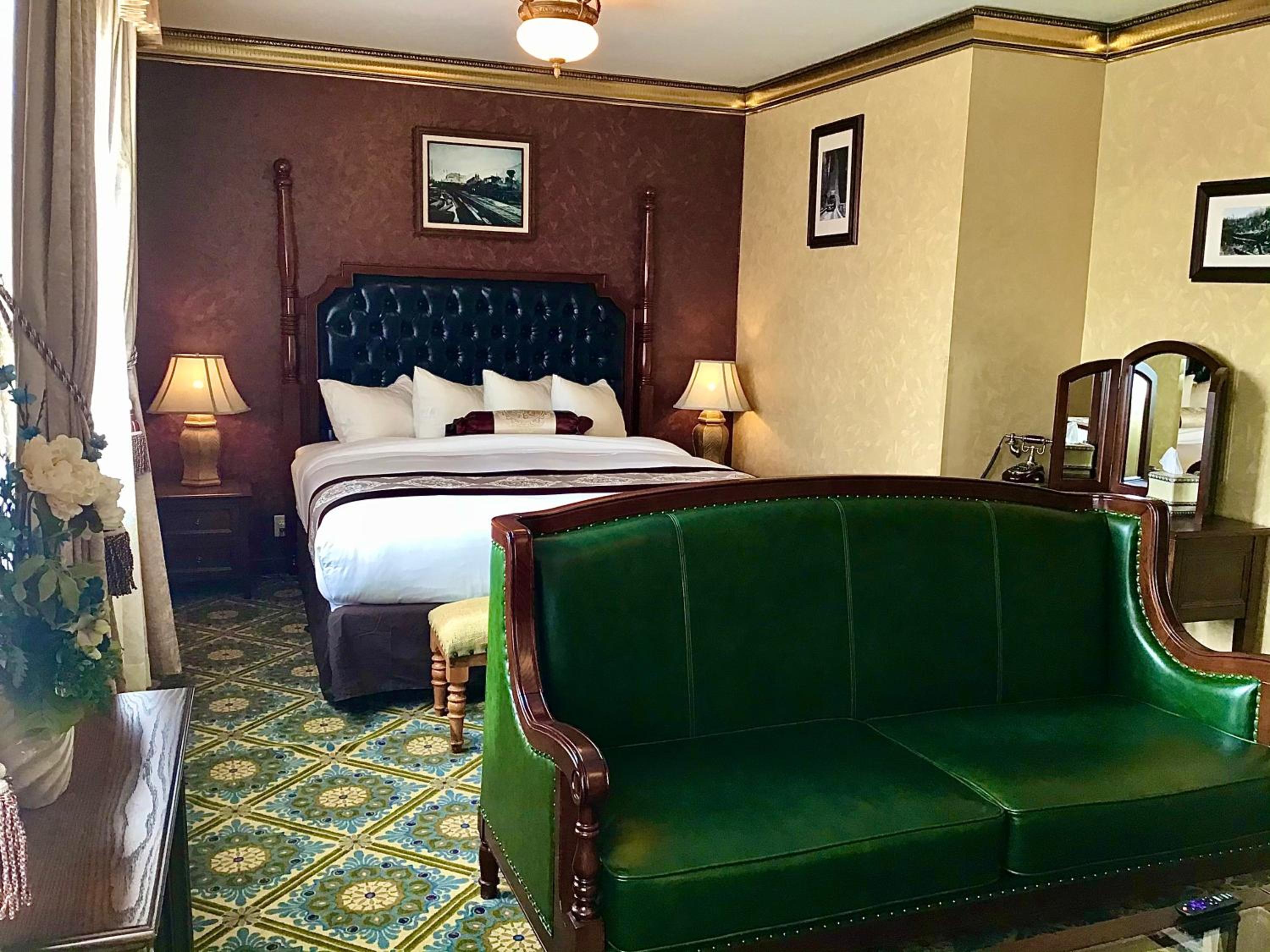 Deluxe King Room - Non-Smoking - Photo 6