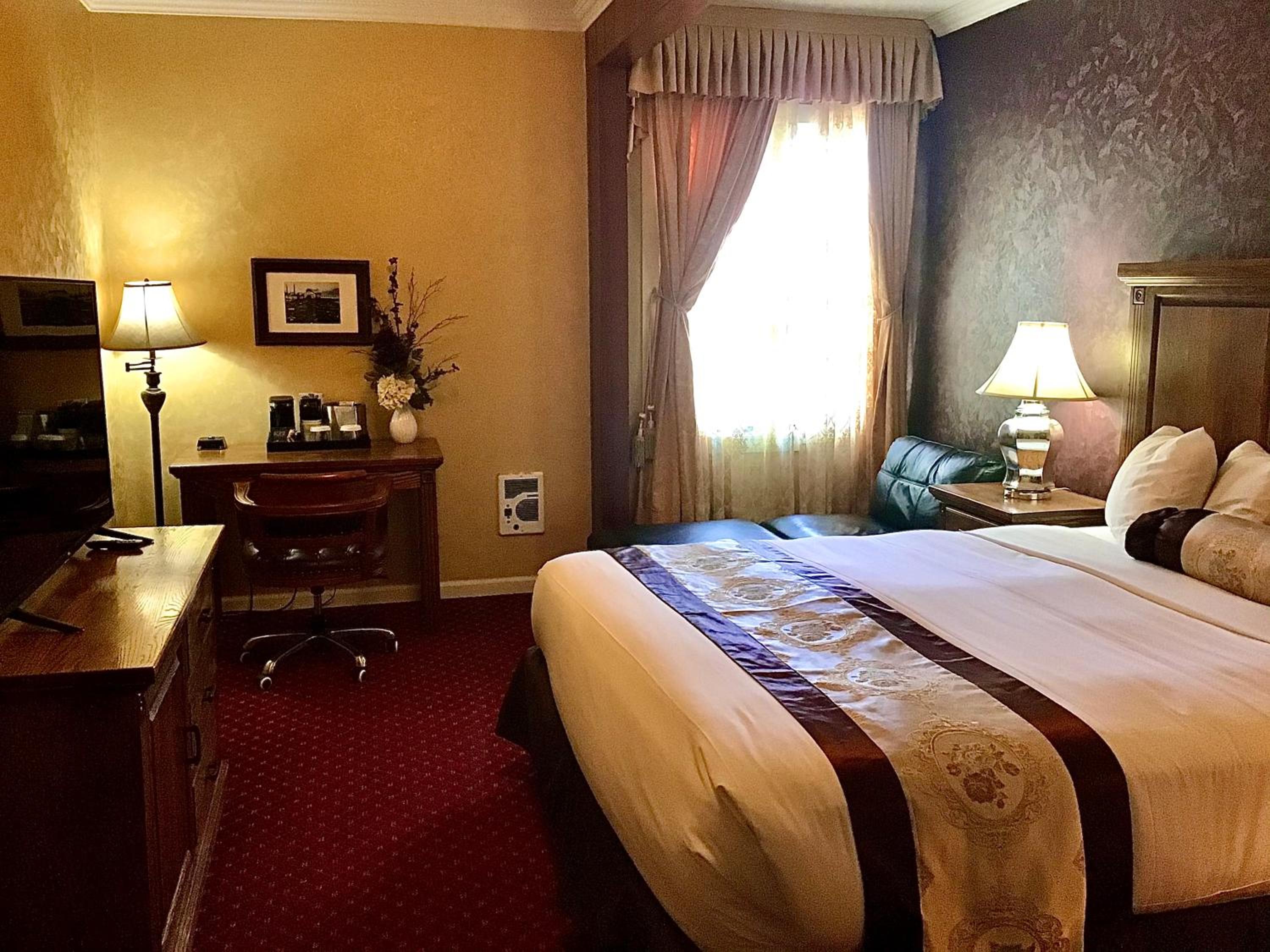King Room - Non-Smoking - Photo 9
