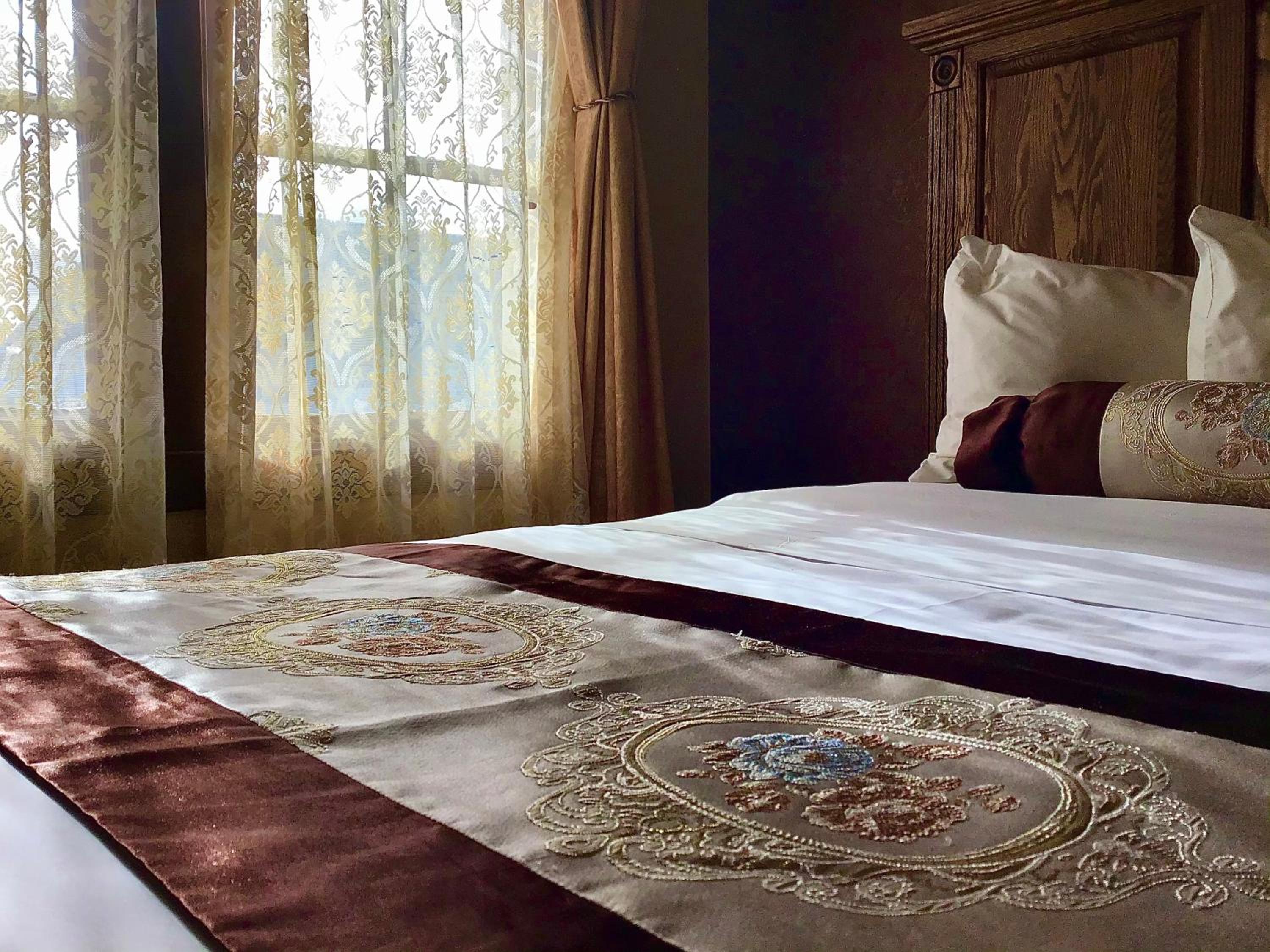 Deluxe King Room - Non-Smoking - Photo 4