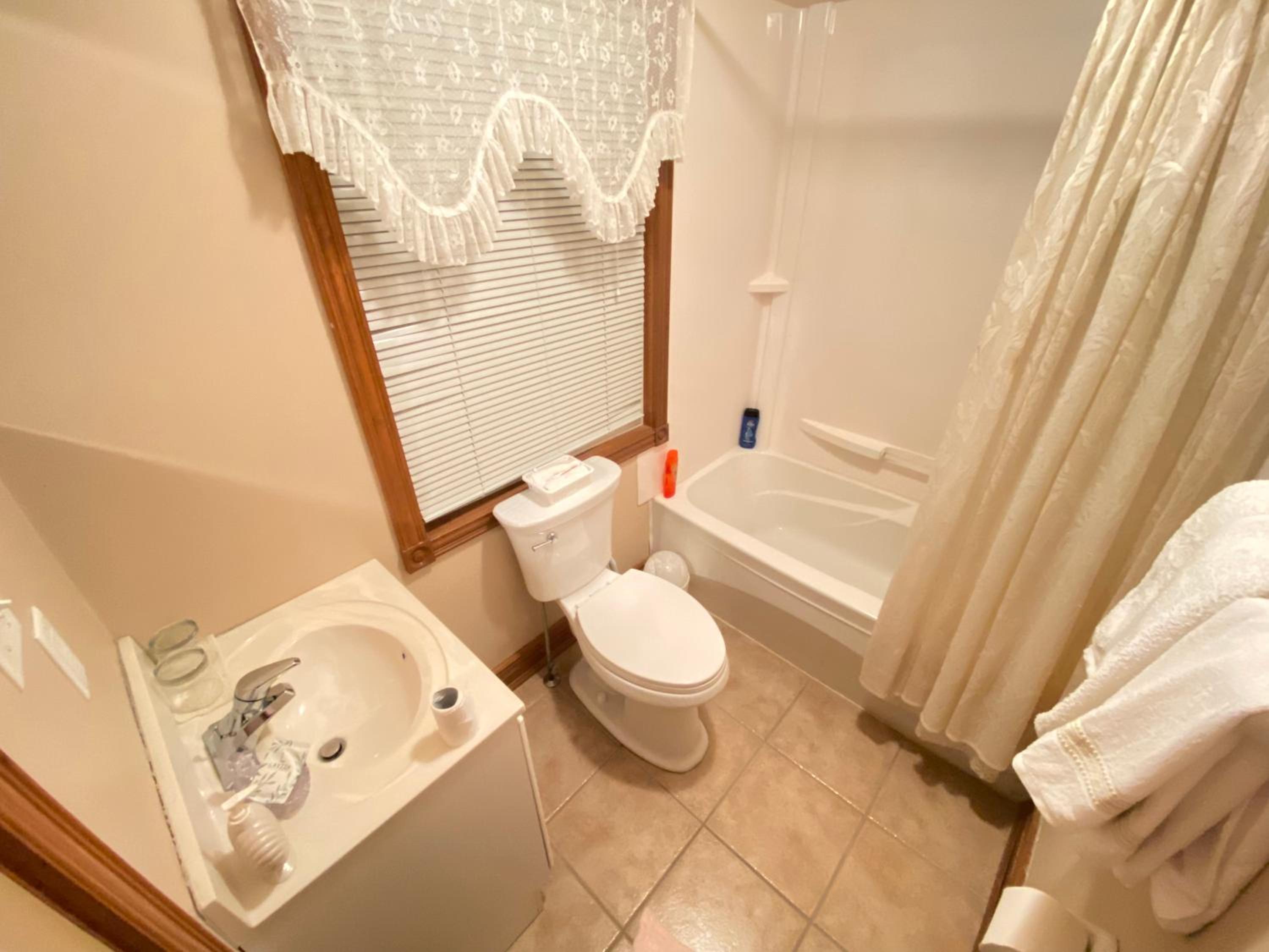 Standard Queen Room - Photo 4
