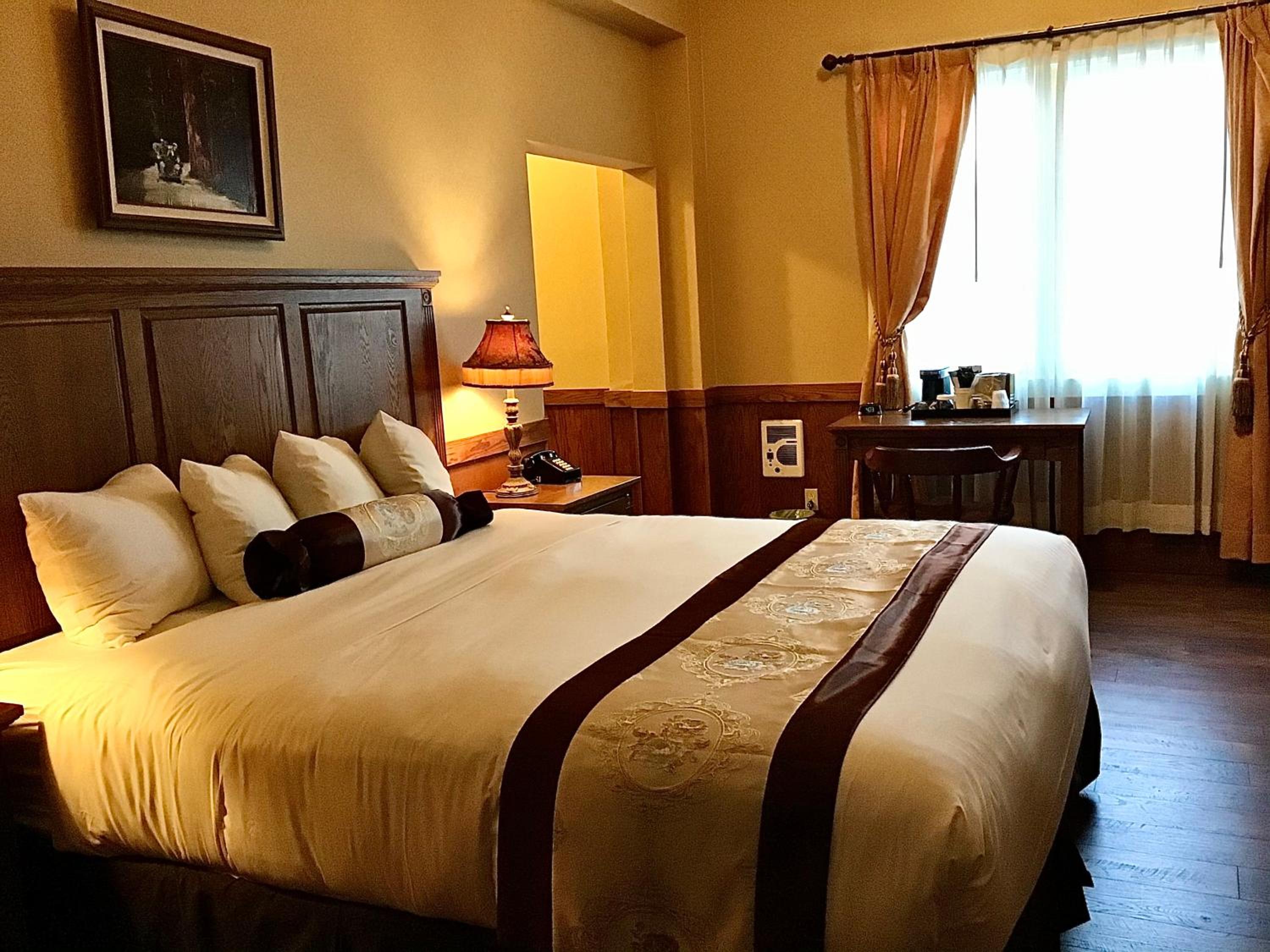 Deluxe King Room - Photo 2