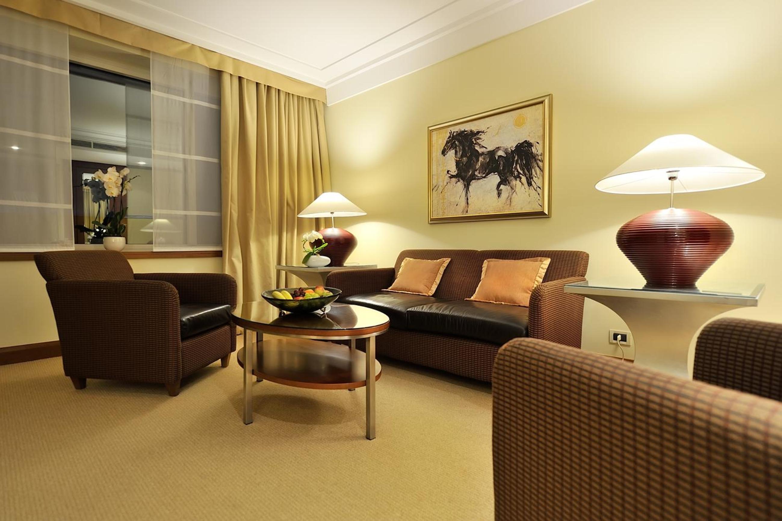 Executive Suite - Photo 2