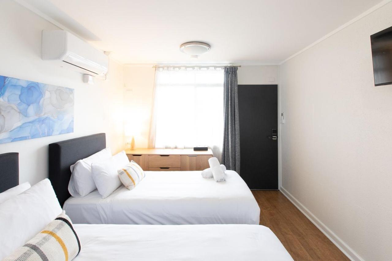 Standard Twin Room - Photo 6