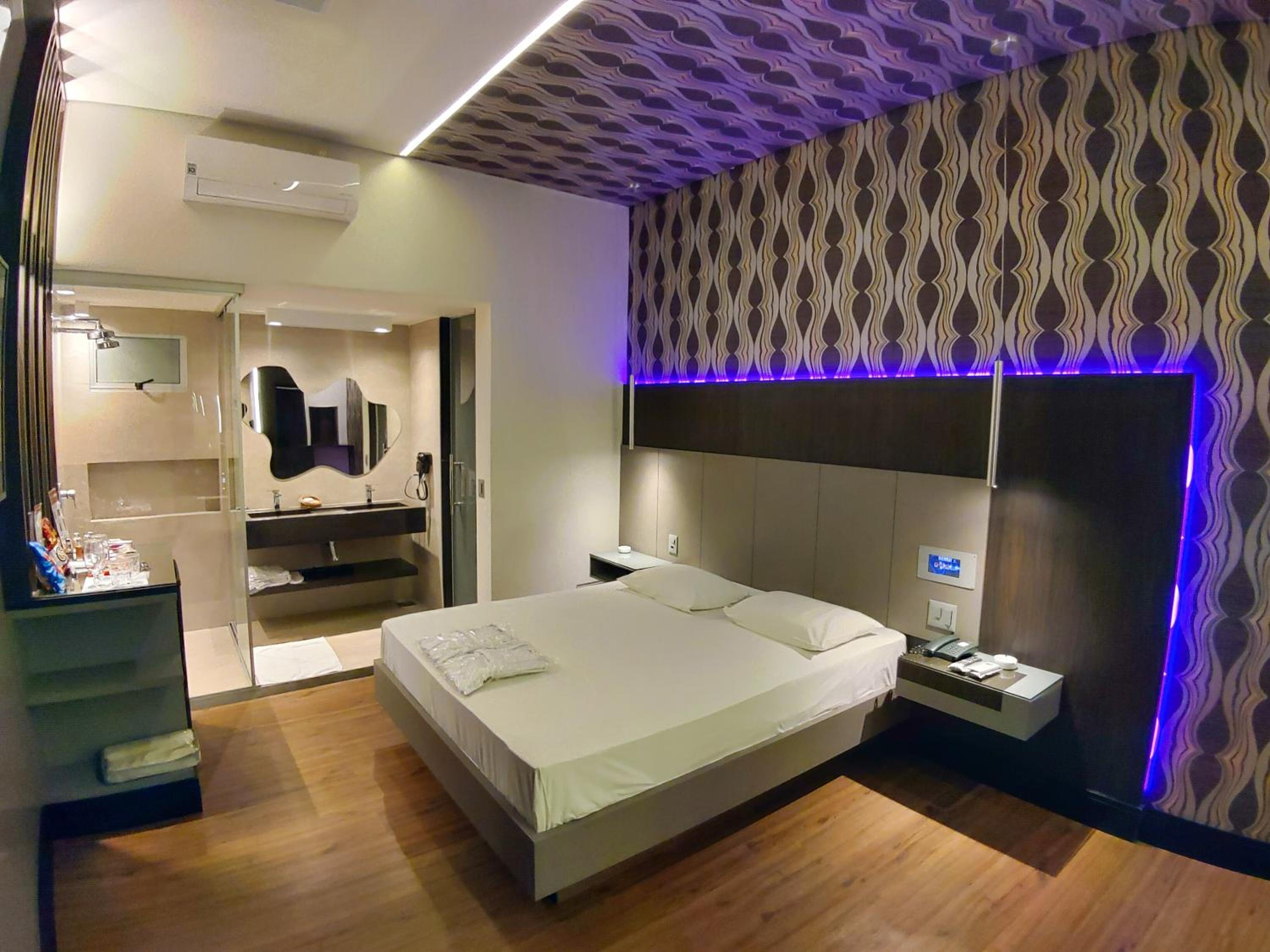 Deluxe Queen Suite