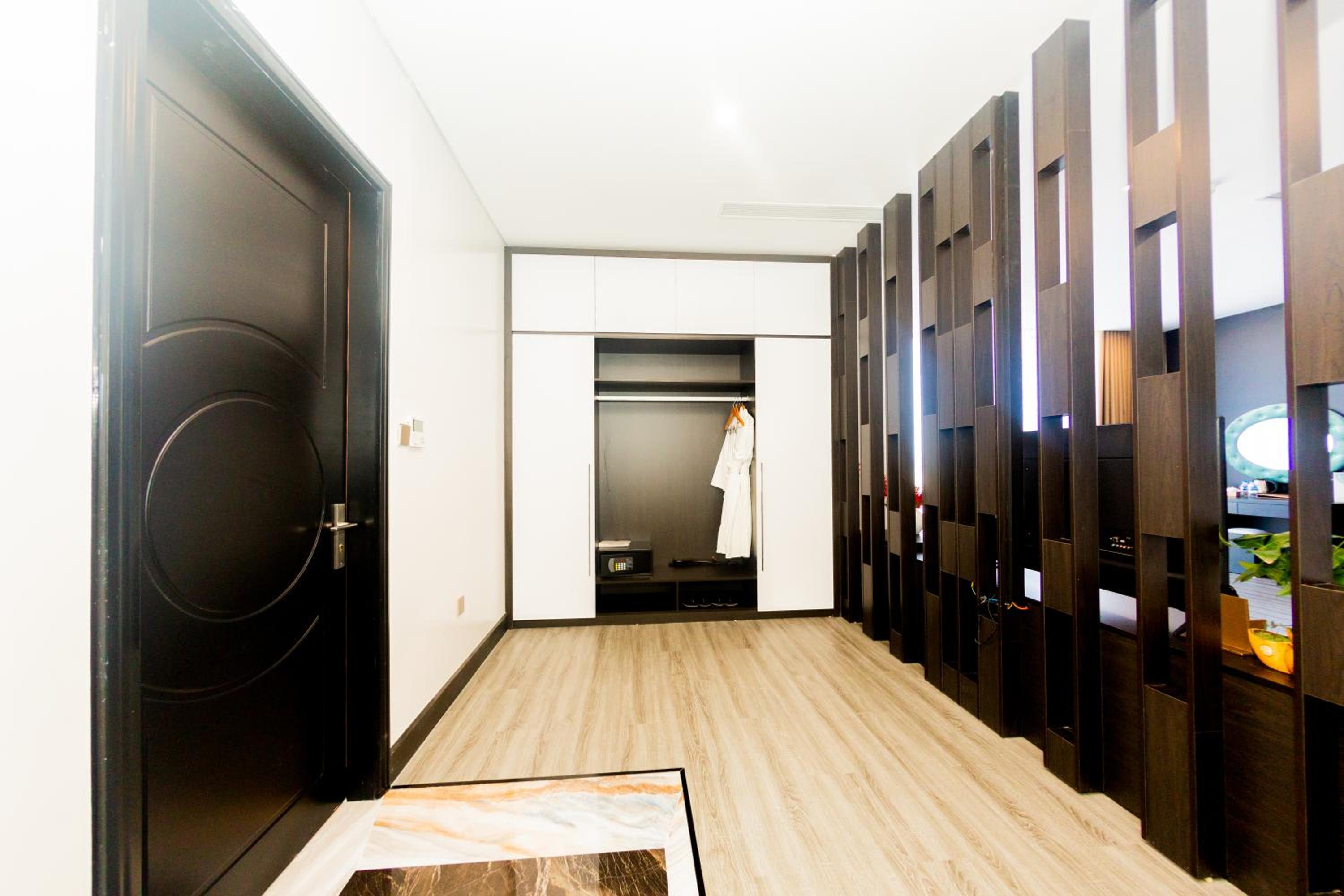 King Suite with Balcony photo 3