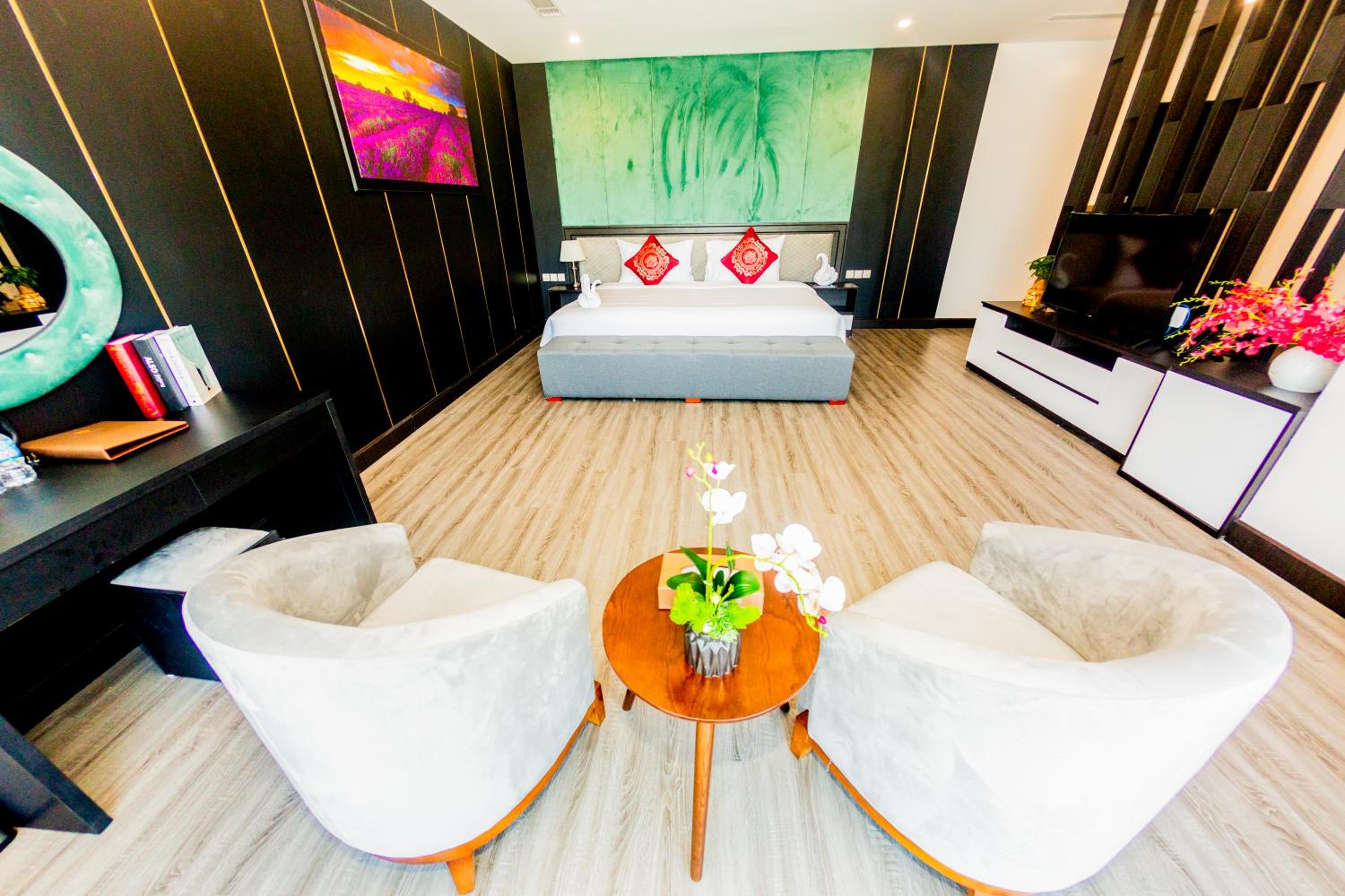 King Suite with Balcony photo 1