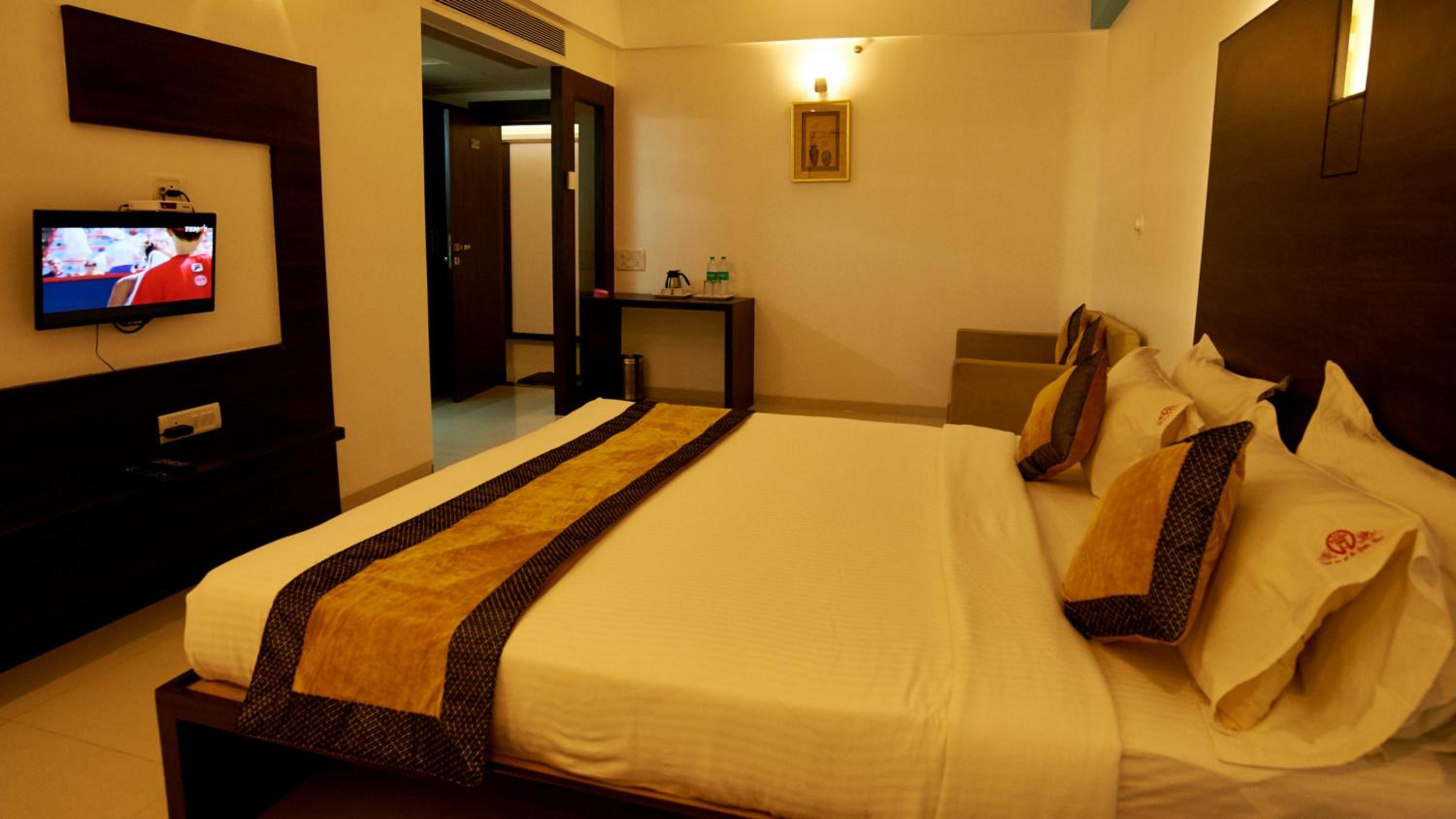 Deluxe Double Bed AC photo 1