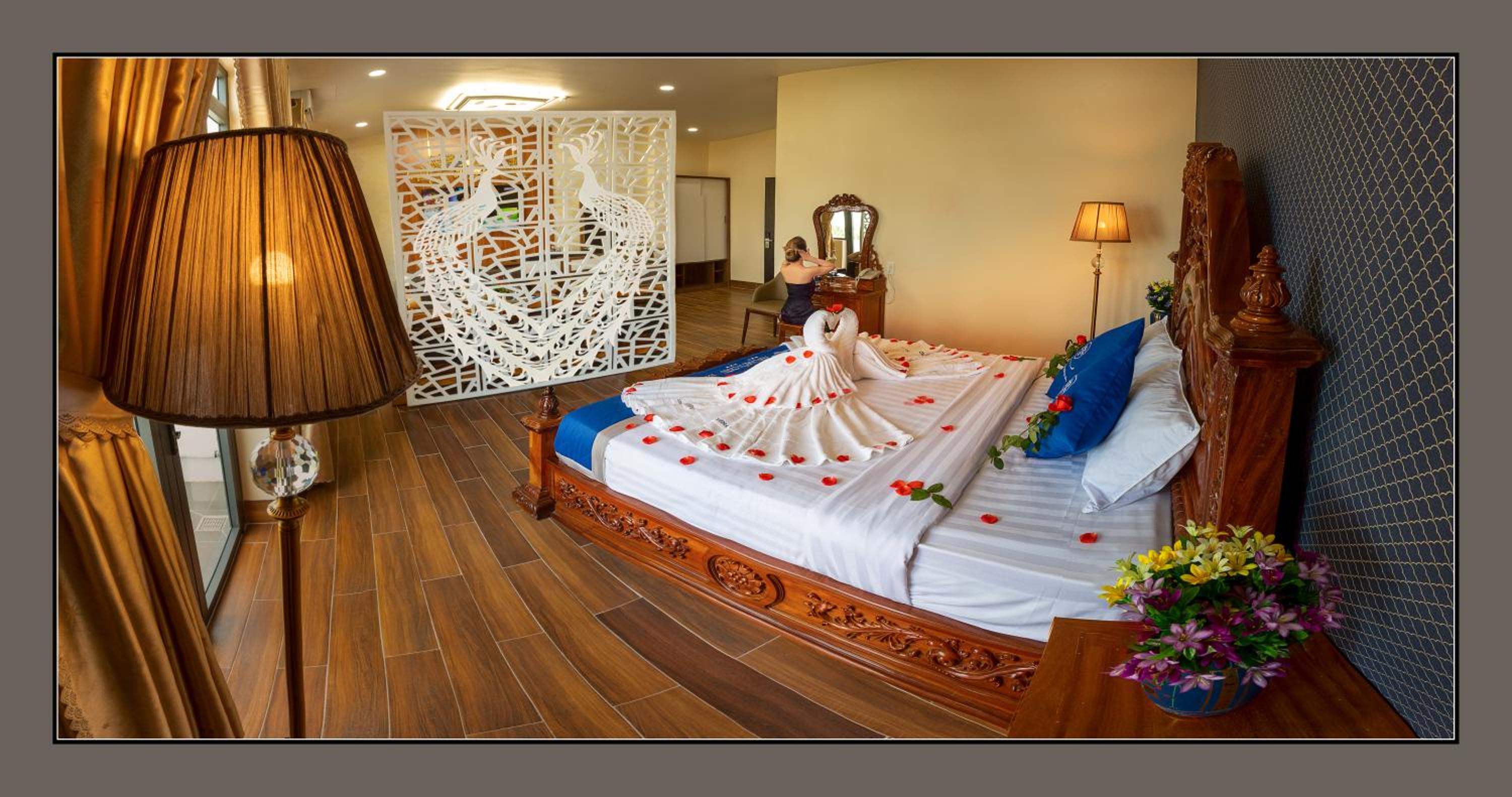 Deluxe King Suite photo 2