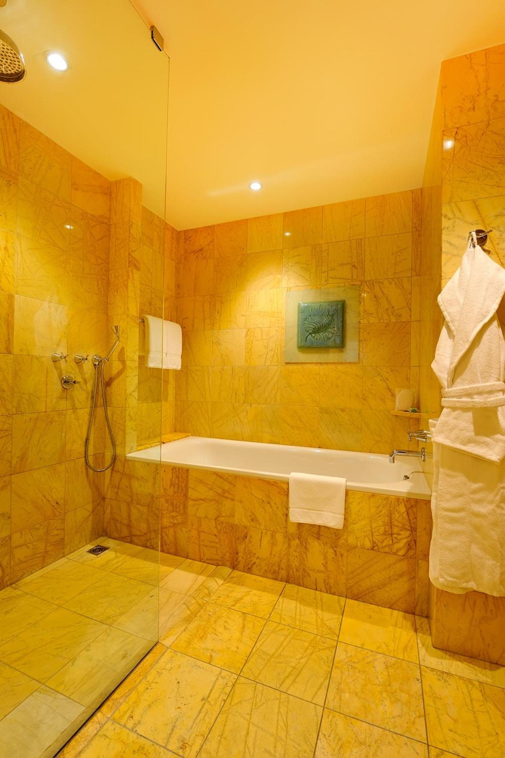 Deluxe King Room - Photo 2