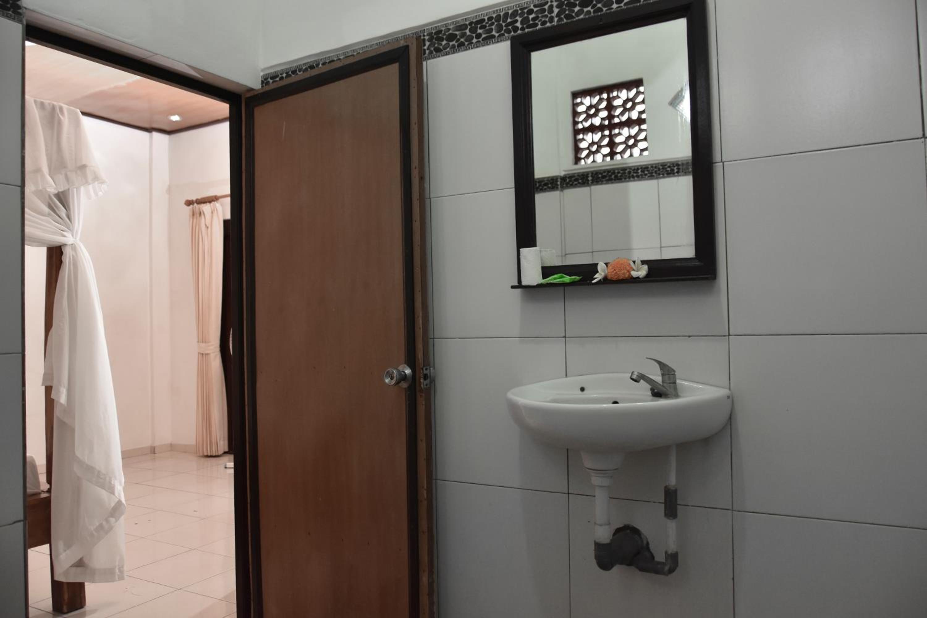 Deluxe Double Room (2 Adults + 1 Child) - Photo 3