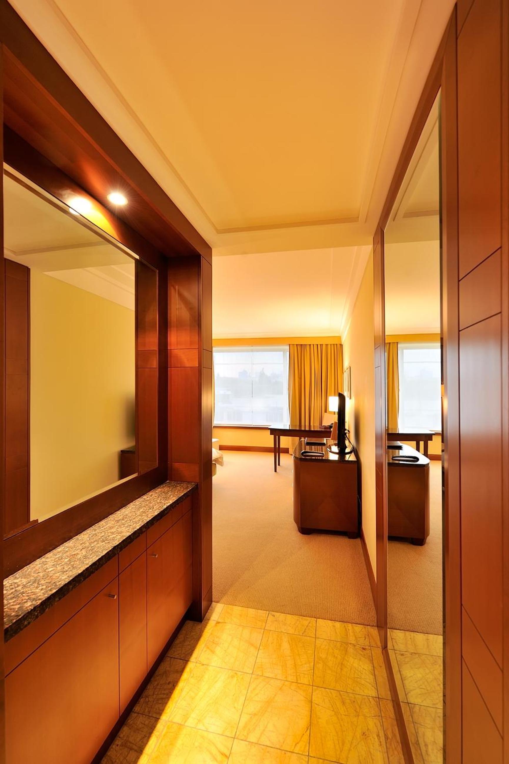 Deluxe King Room - Photo 6