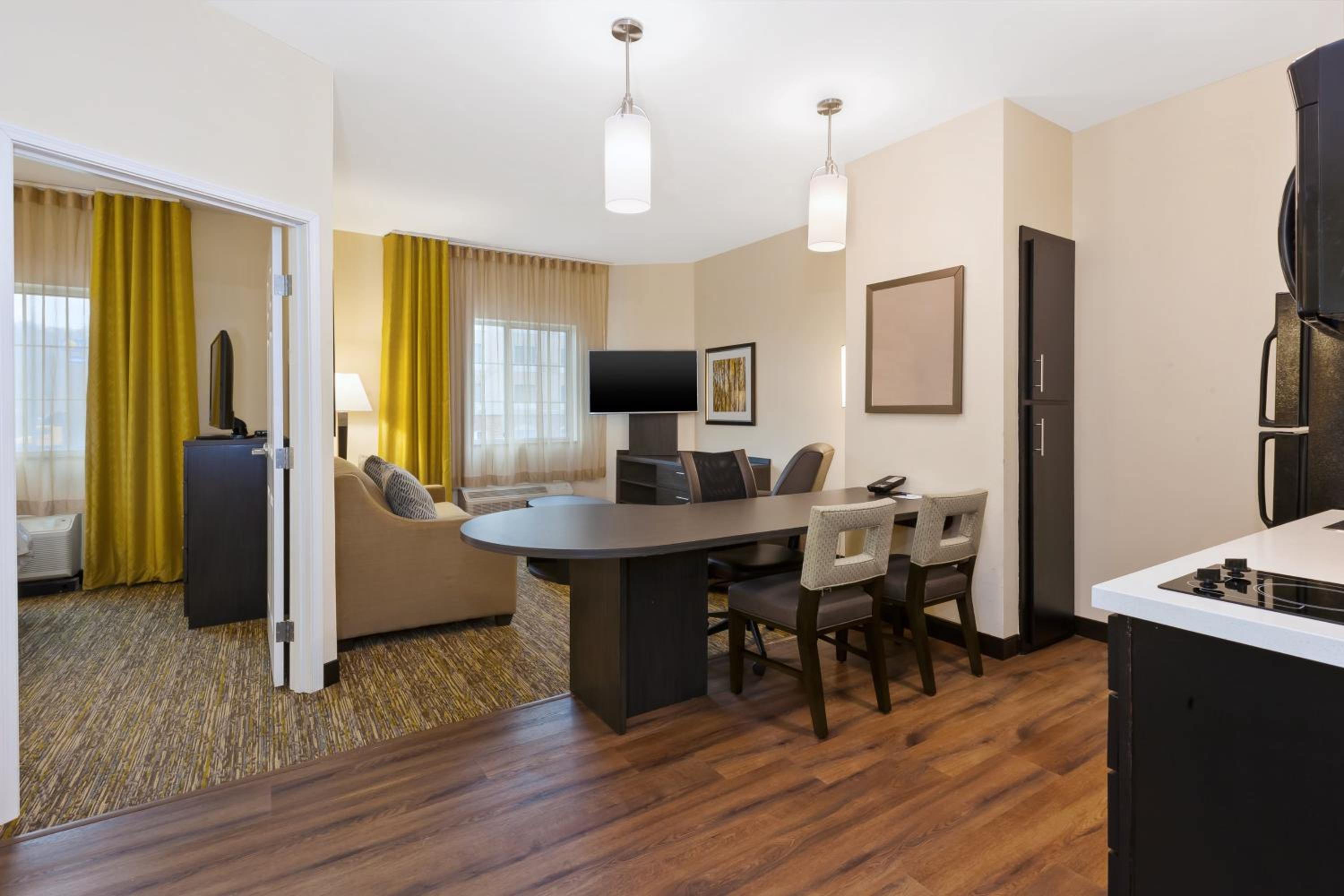 One-Bedroom Suite - Photo 6