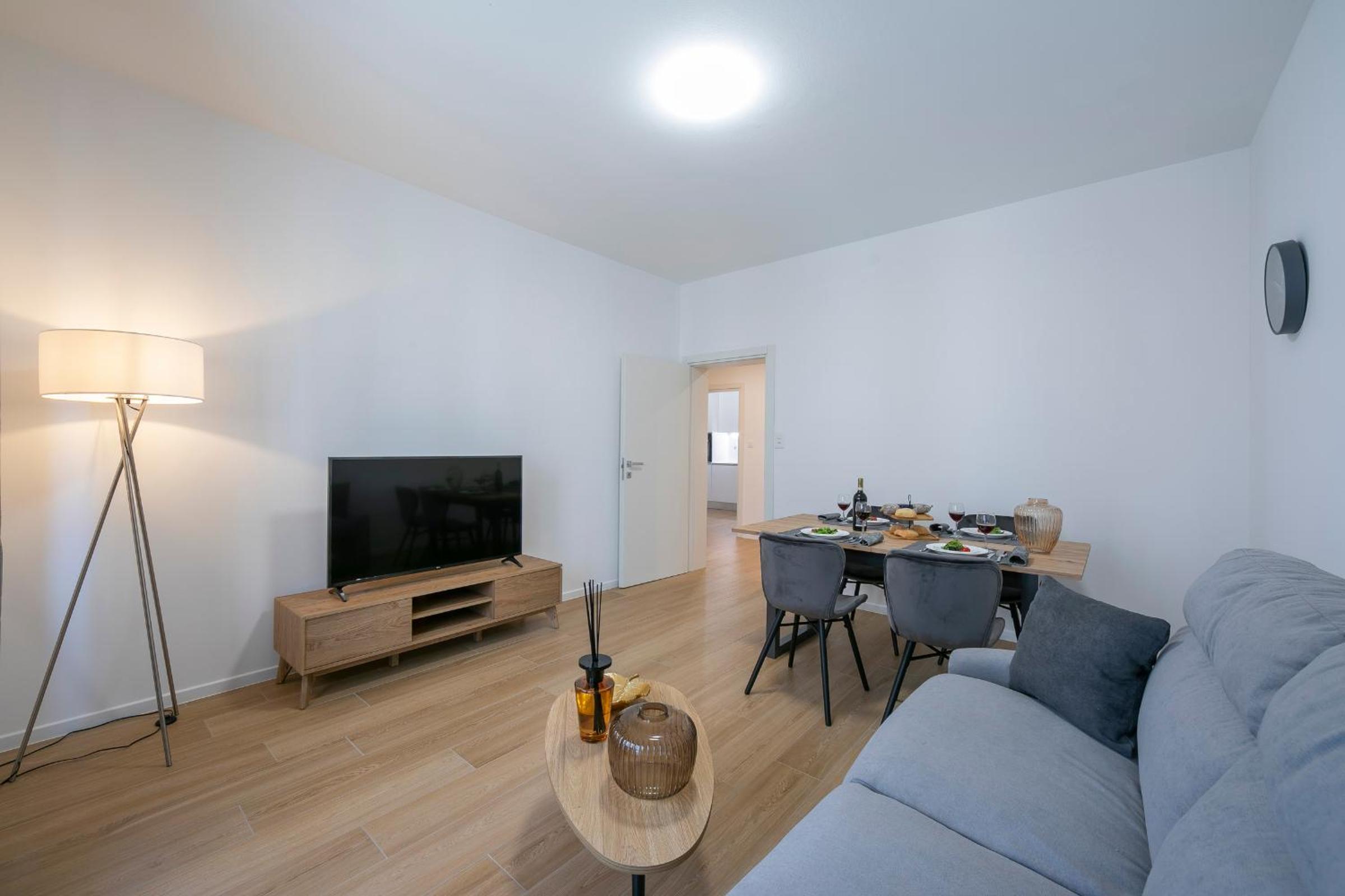 Apartment with Balcony photo 3