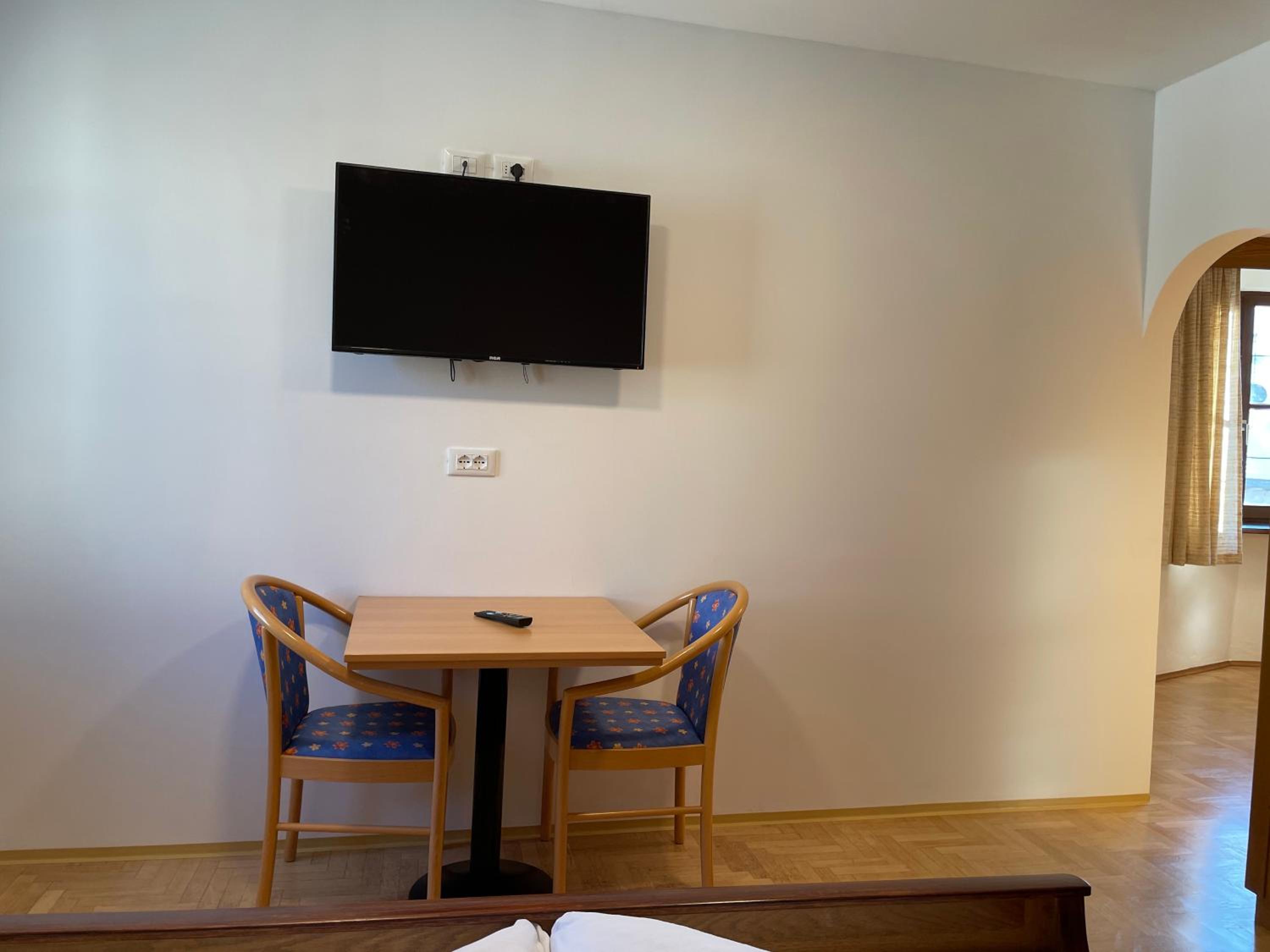 Apartment with Mountain View - Photo 4