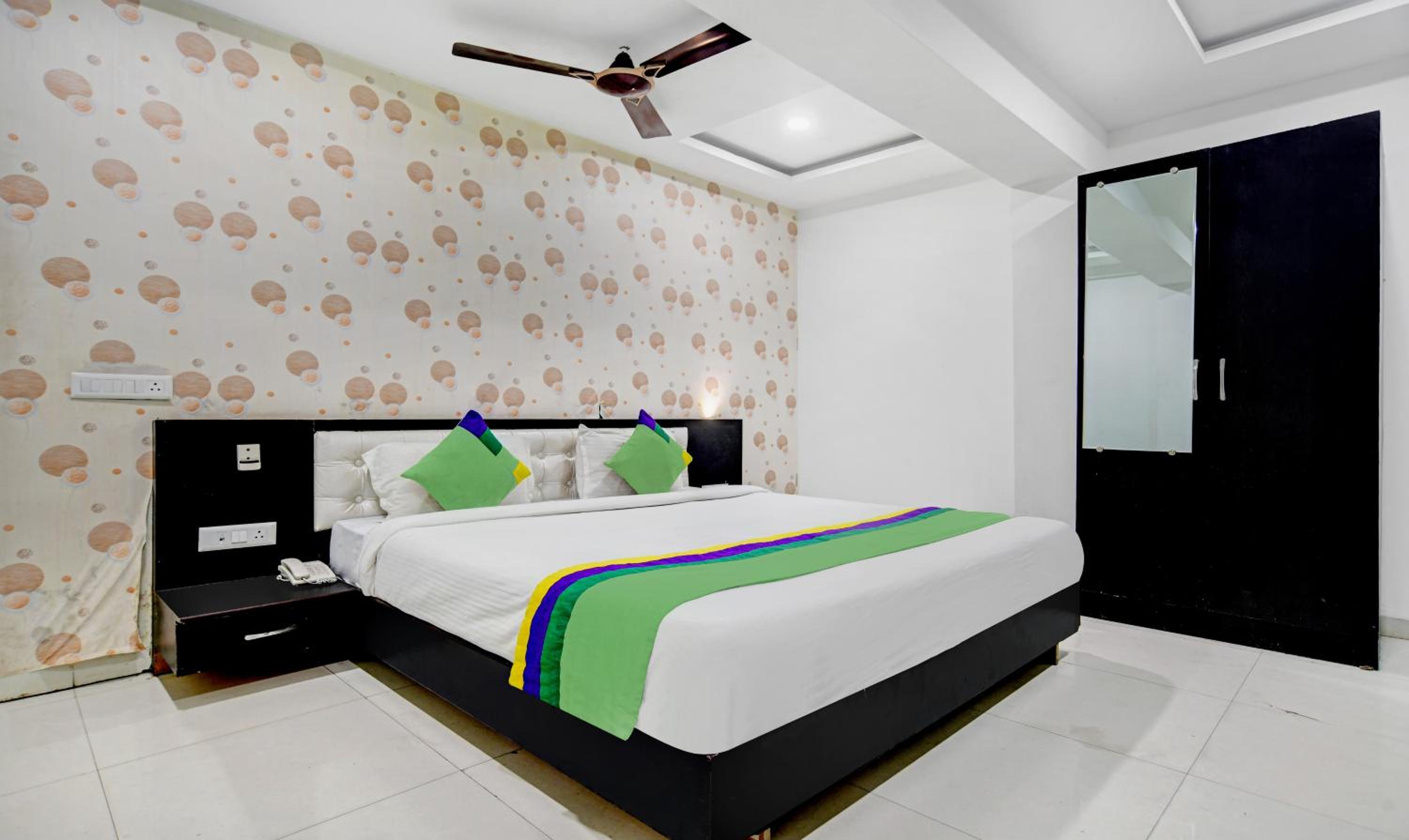 Standard Room With Working Desk