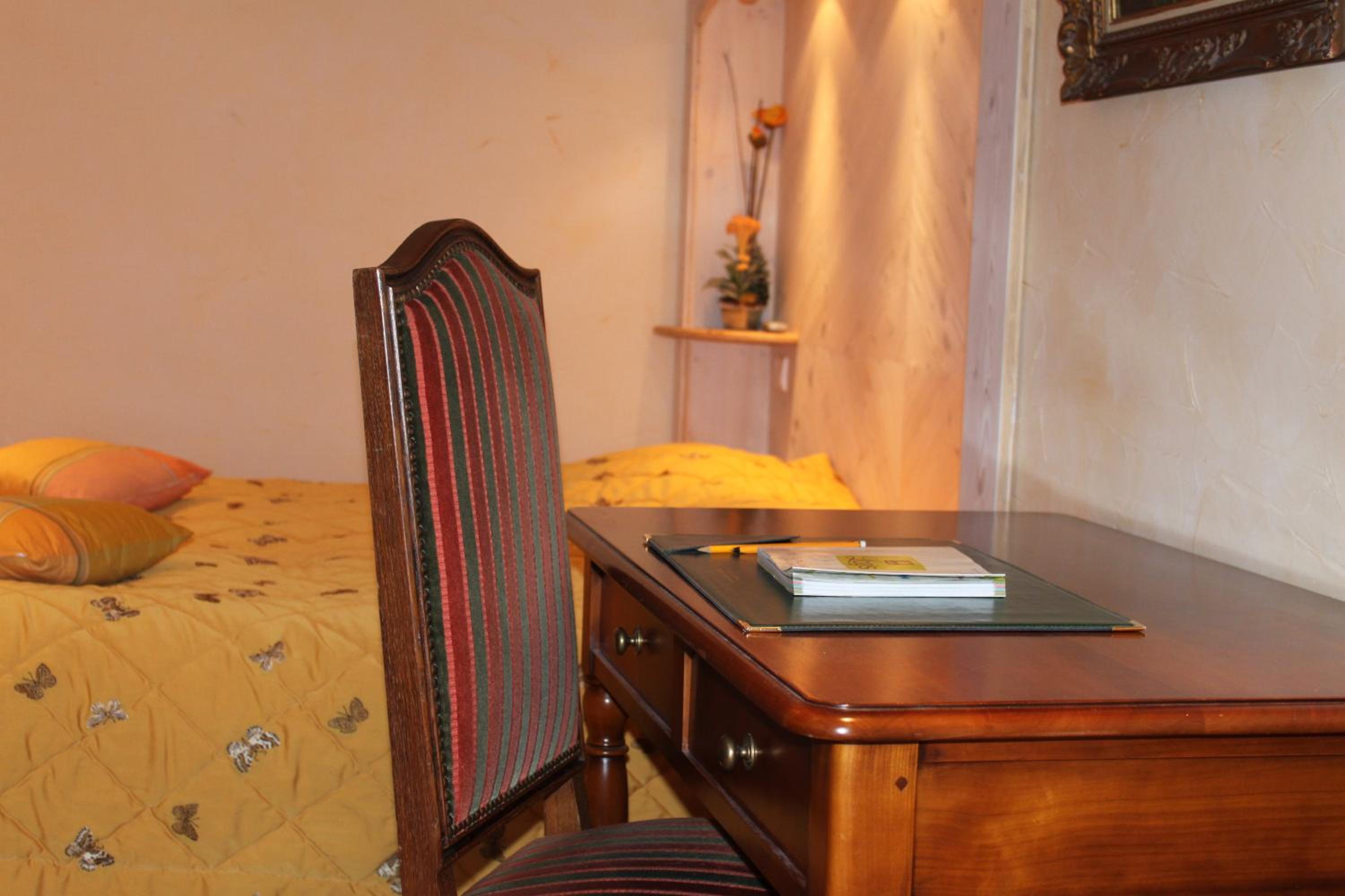 Suite - Photo 19